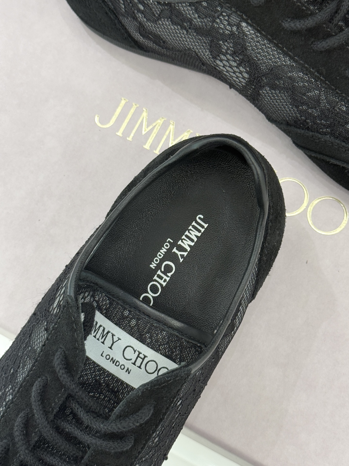 Jimmy Choo｜Jc 26WF新品蕾丝休闲运动鞋以柔刚碰撞诠释现代女性魅力这款运动鞋重构奢雅运动美