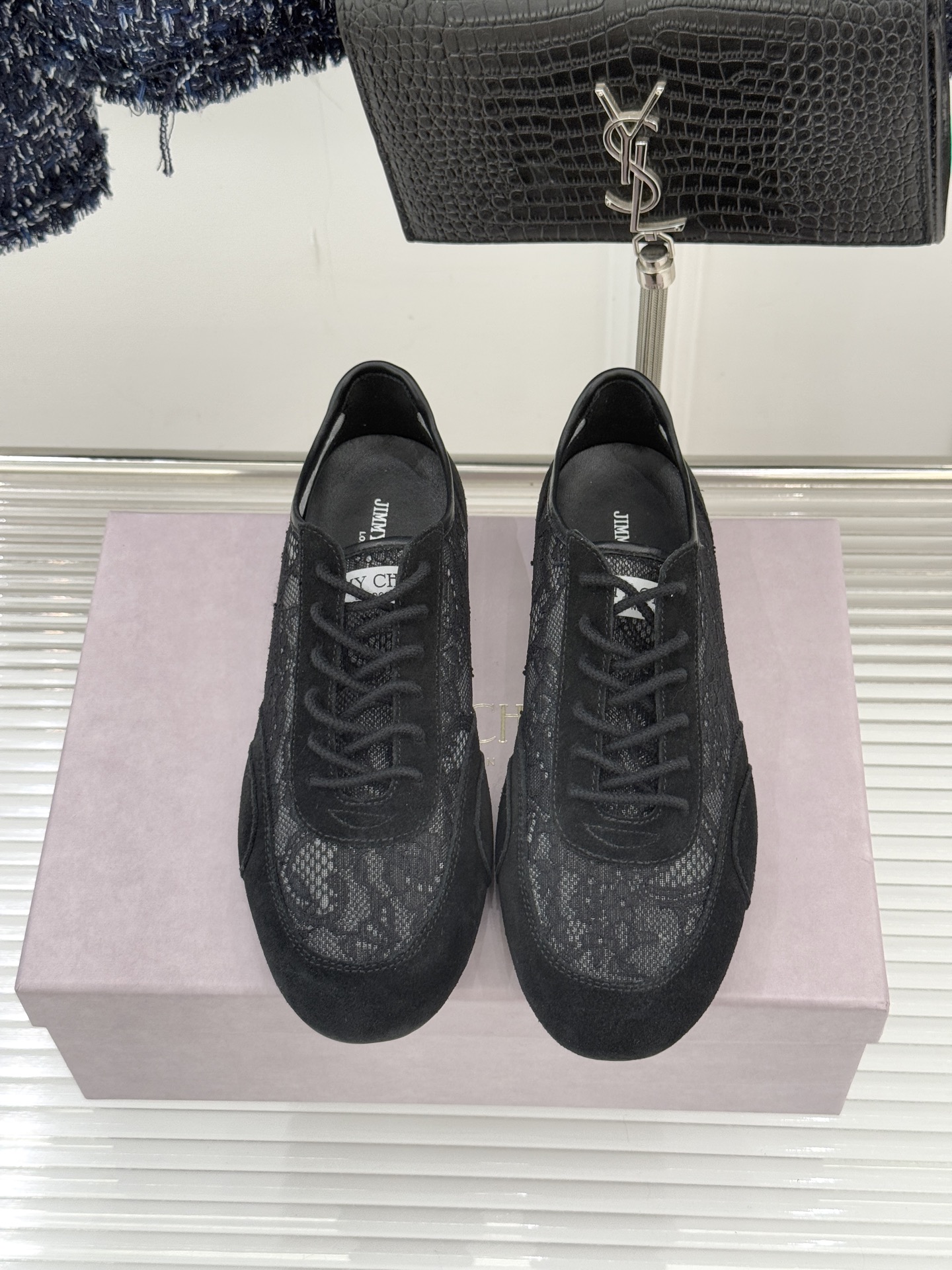 Jimmy Choo｜Jc 26WF新品蕾丝休闲运动鞋以柔刚碰撞诠释现代女性魅力这款运动鞋重构奢雅运动美