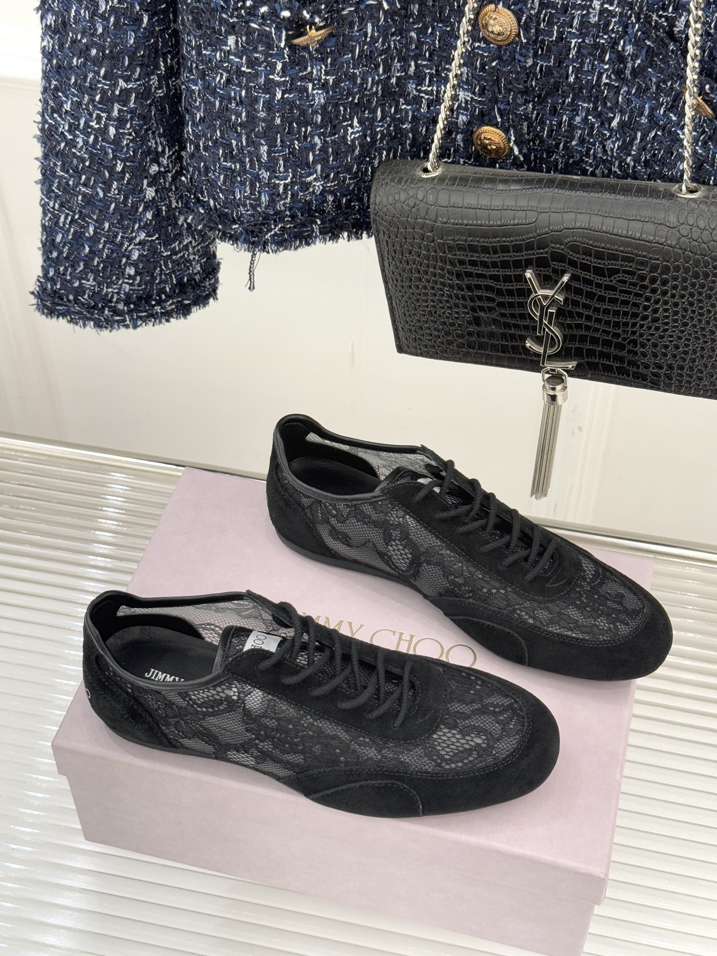 Jimmy Choo｜Jc 26WF新品蕾丝休闲运动鞋以柔刚碰撞诠释现代女性魅力这款运动鞋重构奢雅运动美