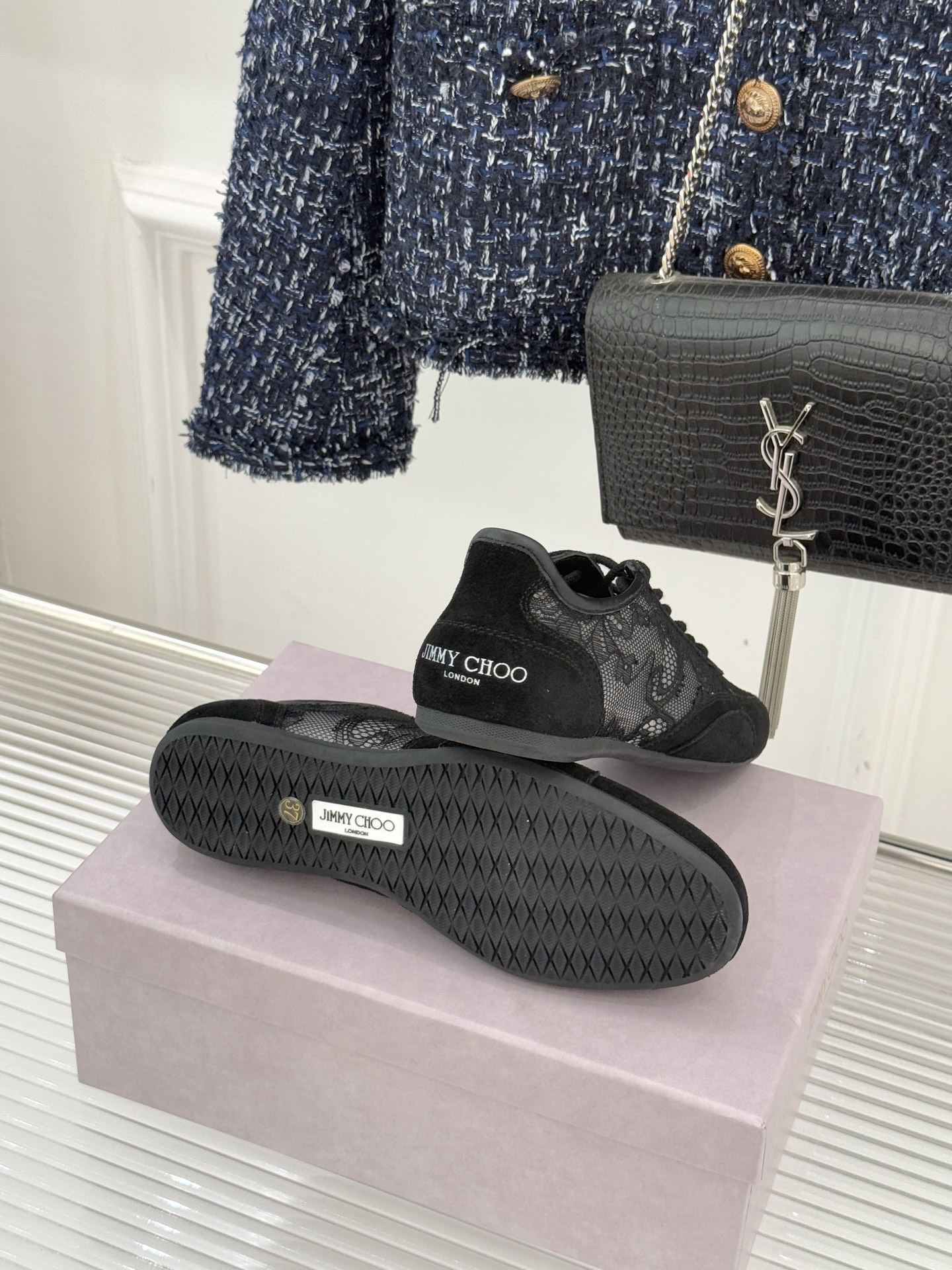 Jimmy Choo｜Jc 26WF新品蕾丝休闲运动鞋以柔刚碰撞诠释现代女性魅力这款运动鞋重构奢雅运动美