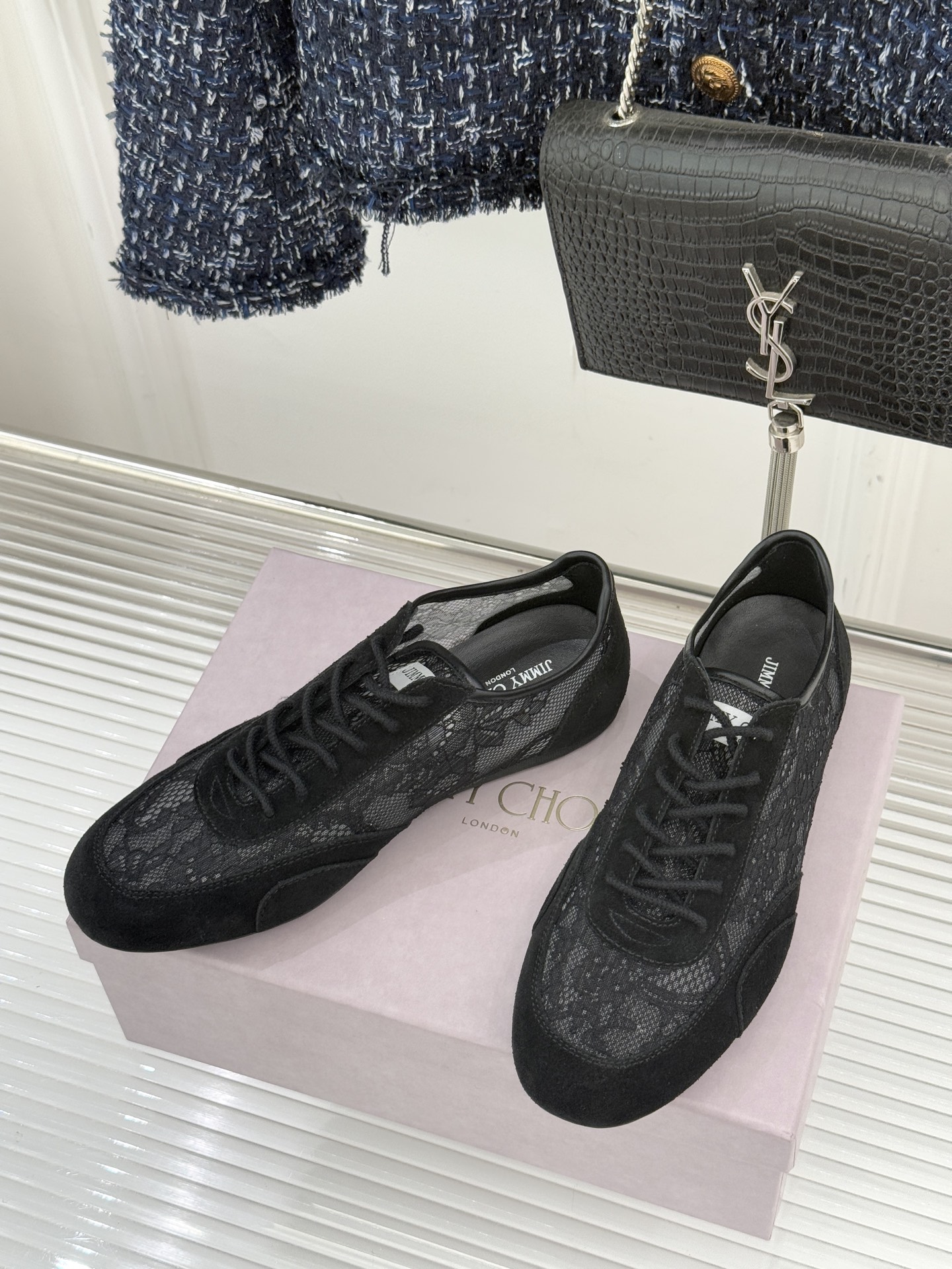 Jimmy Choo｜Jc 26WF新品蕾丝休闲运动鞋以柔刚碰撞诠释现代女性魅力这款运动鞋重构奢雅运动美