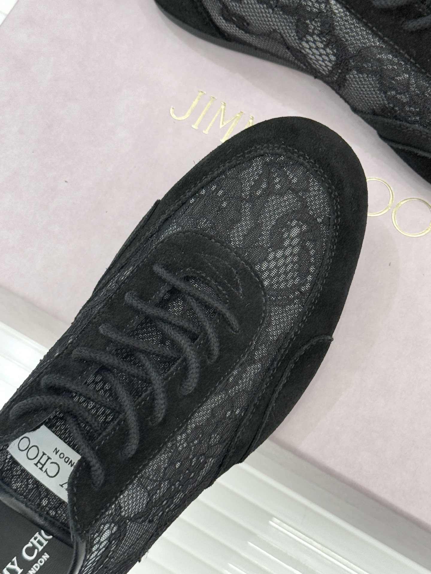 Jimmy Choo｜Jc 26WF新品蕾丝休闲运动鞋以柔刚碰撞诠释现代女性魅力这款运动鞋重构奢雅运动美