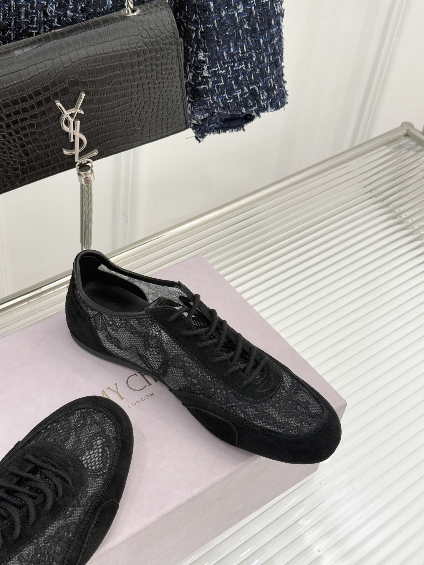 Jimmy Choo｜Jc 26WF新品蕾丝休闲运动鞋以柔刚碰撞诠释现代女性魅力这款运动鞋重构奢雅运动美