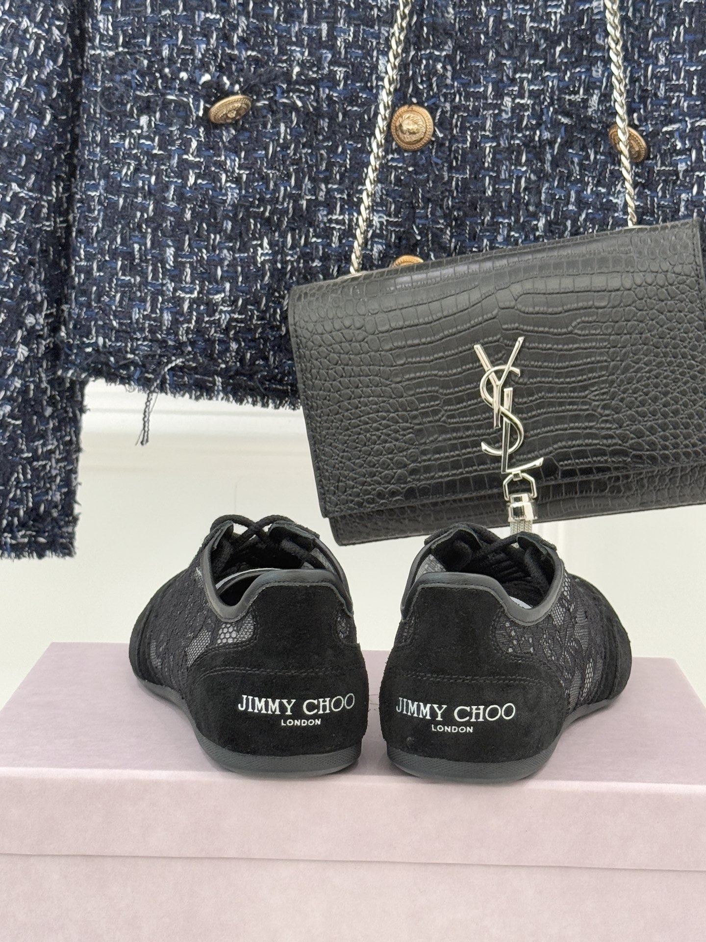 Jimmy Choo｜Jc 26WF新品蕾丝休闲运动鞋以柔刚碰撞诠释现代女性魅力这款运动鞋重构奢雅运动美