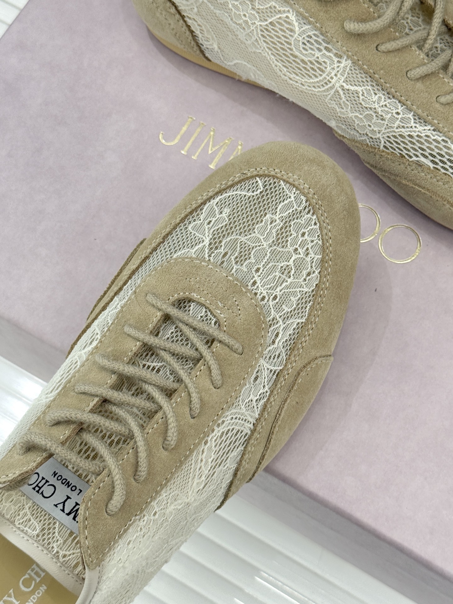 Jimmy Choo｜Jc 26WF新品蕾丝休闲运动鞋以柔刚碰撞诠释现代女性魅力这款运动鞋重构奢雅运动美