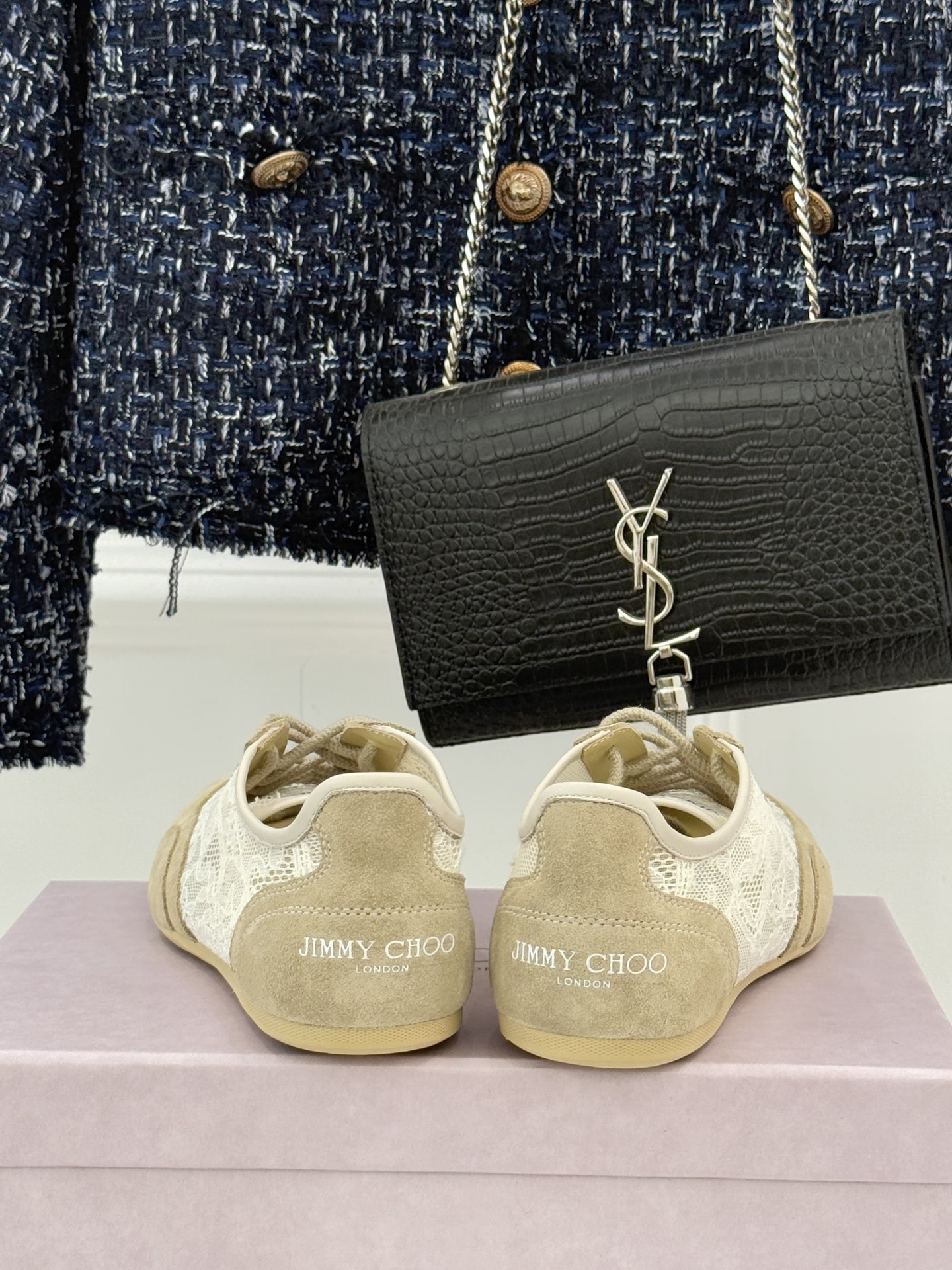 Jimmy Choo｜Jc 26WF新品蕾丝休闲运动鞋以柔刚碰撞诠释现代女性魅力这款运动鞋重构奢雅运动美