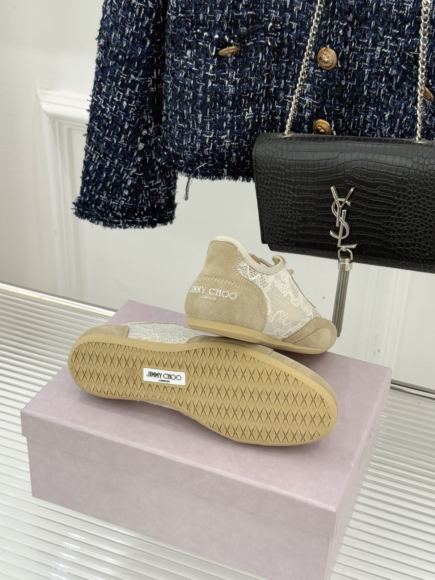 Jimmy Choo｜Jc 26WF新品蕾丝休闲运动鞋以柔刚碰撞诠释现代女性魅力这款运动鞋重构奢雅运动美