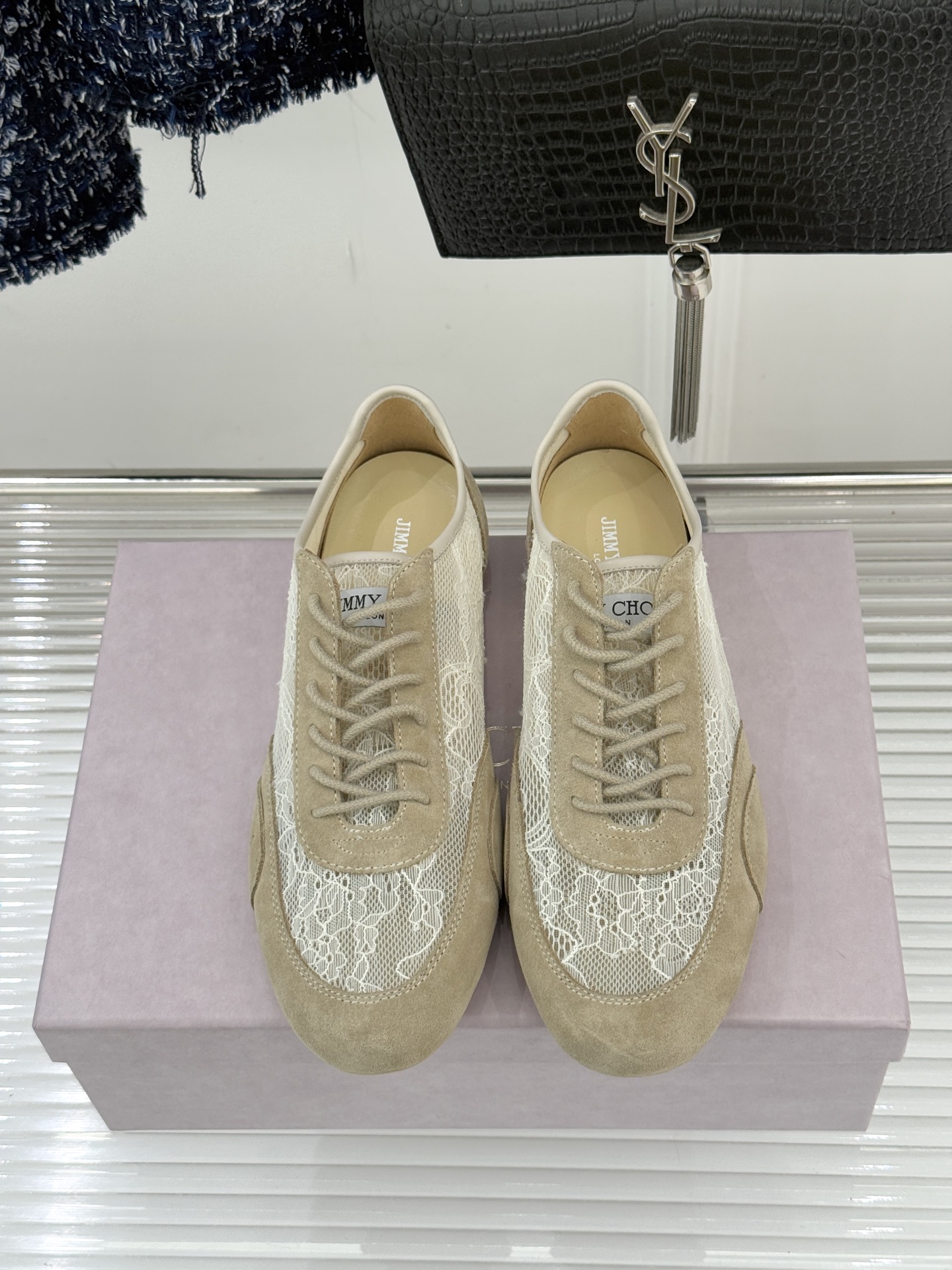 Jimmy Choo｜Jc 26WF新品蕾丝休闲运动鞋以柔刚碰撞诠释现代女性魅力这款运动鞋重构奢雅运动美