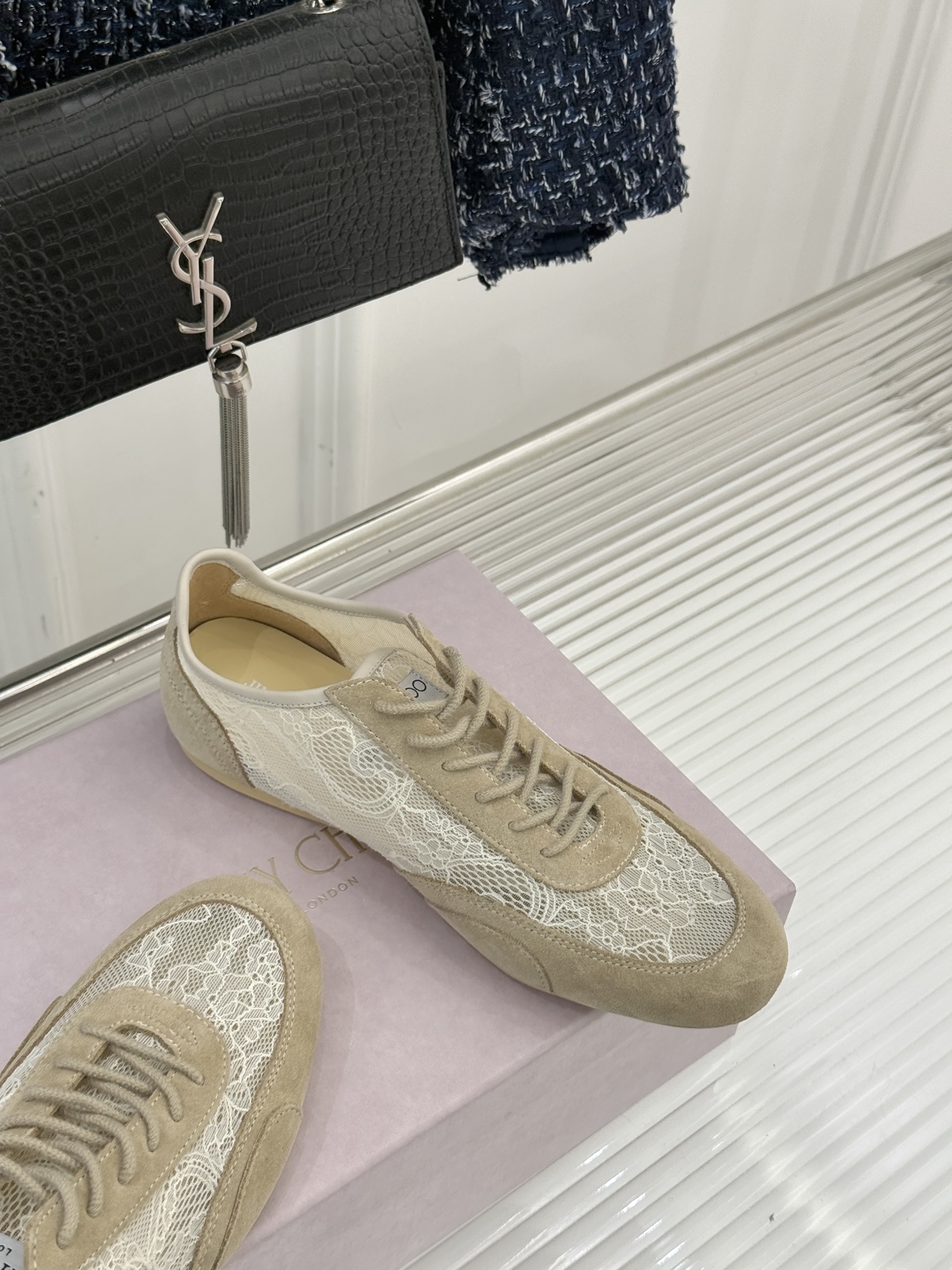 Jimmy Choo｜Jc 26WF新品蕾丝休闲运动鞋以柔刚碰撞诠释现代女性魅力这款运动鞋重构奢雅运动美