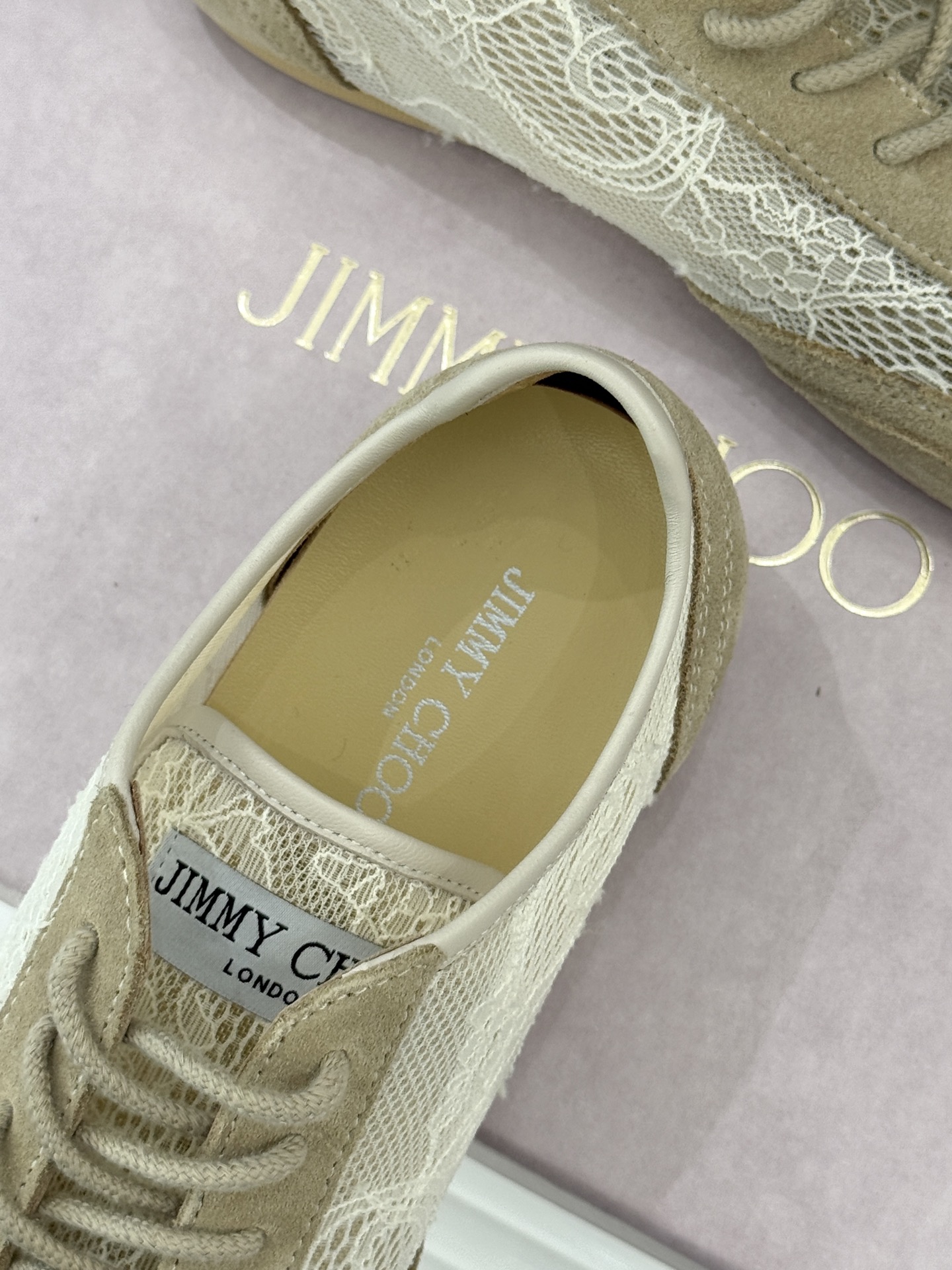 Jimmy Choo｜Jc 26WF新品蕾丝休闲运动鞋以柔刚碰撞诠释现代女性魅力这款运动鞋重构奢雅运动美