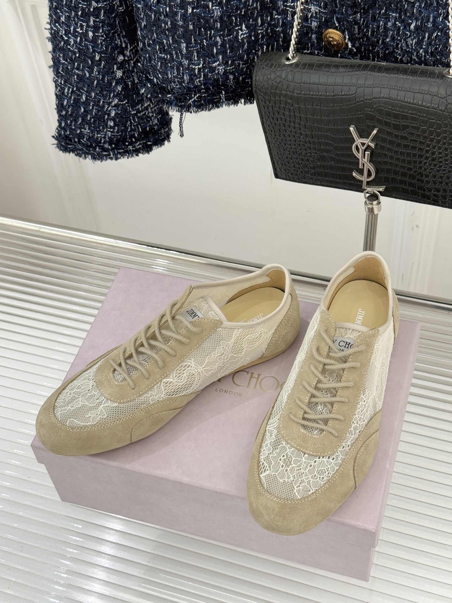 Jimmy Choo｜Jc 26WF新品蕾丝休闲运动鞋以柔刚碰撞诠释现代女性魅力这款运动鞋重构奢雅运动美