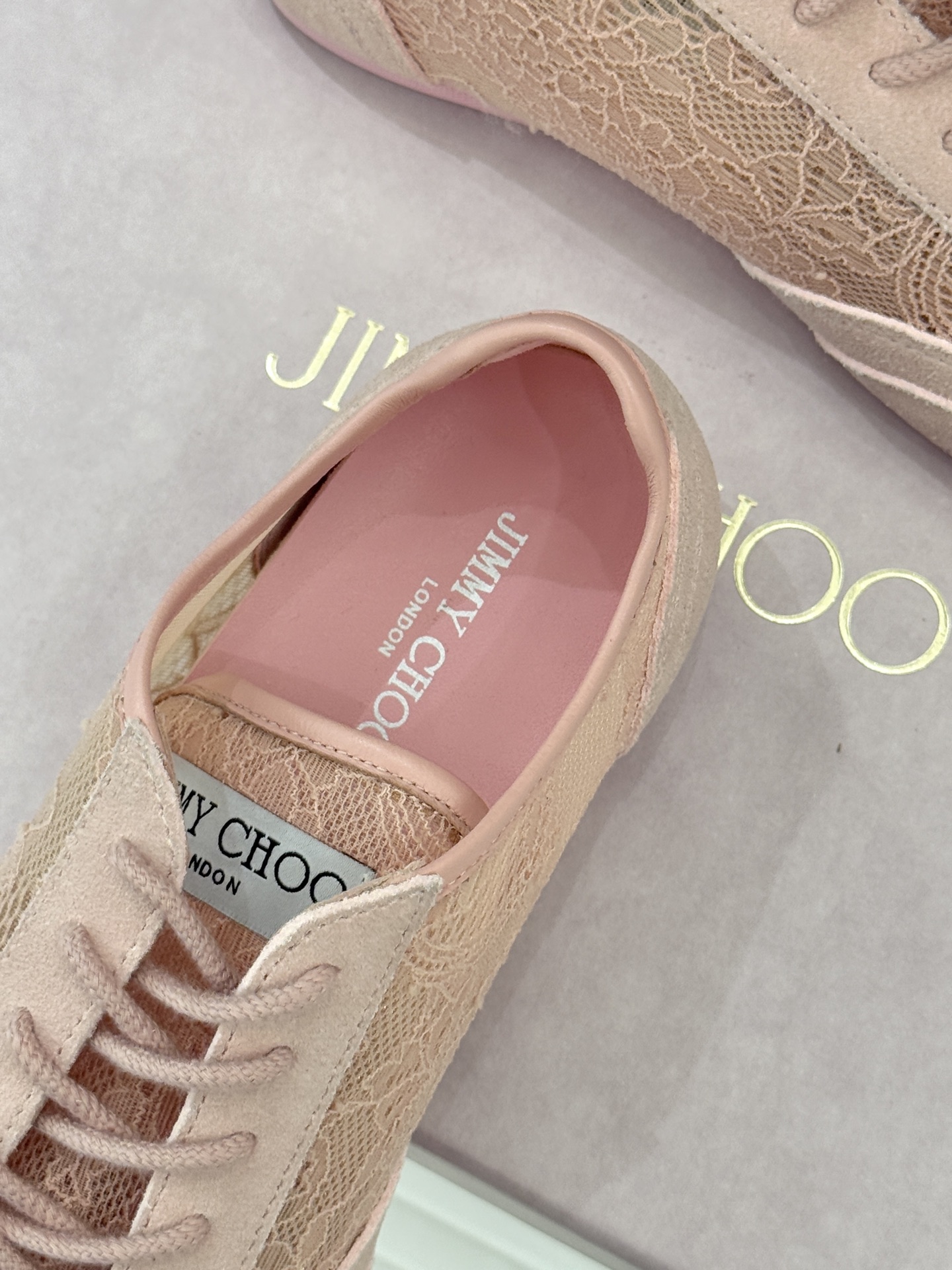 Jimmy Choo｜Jc 26WF新品蕾丝休闲运动鞋以柔刚碰撞诠释现代女性魅力这款运动鞋重构奢雅运动美