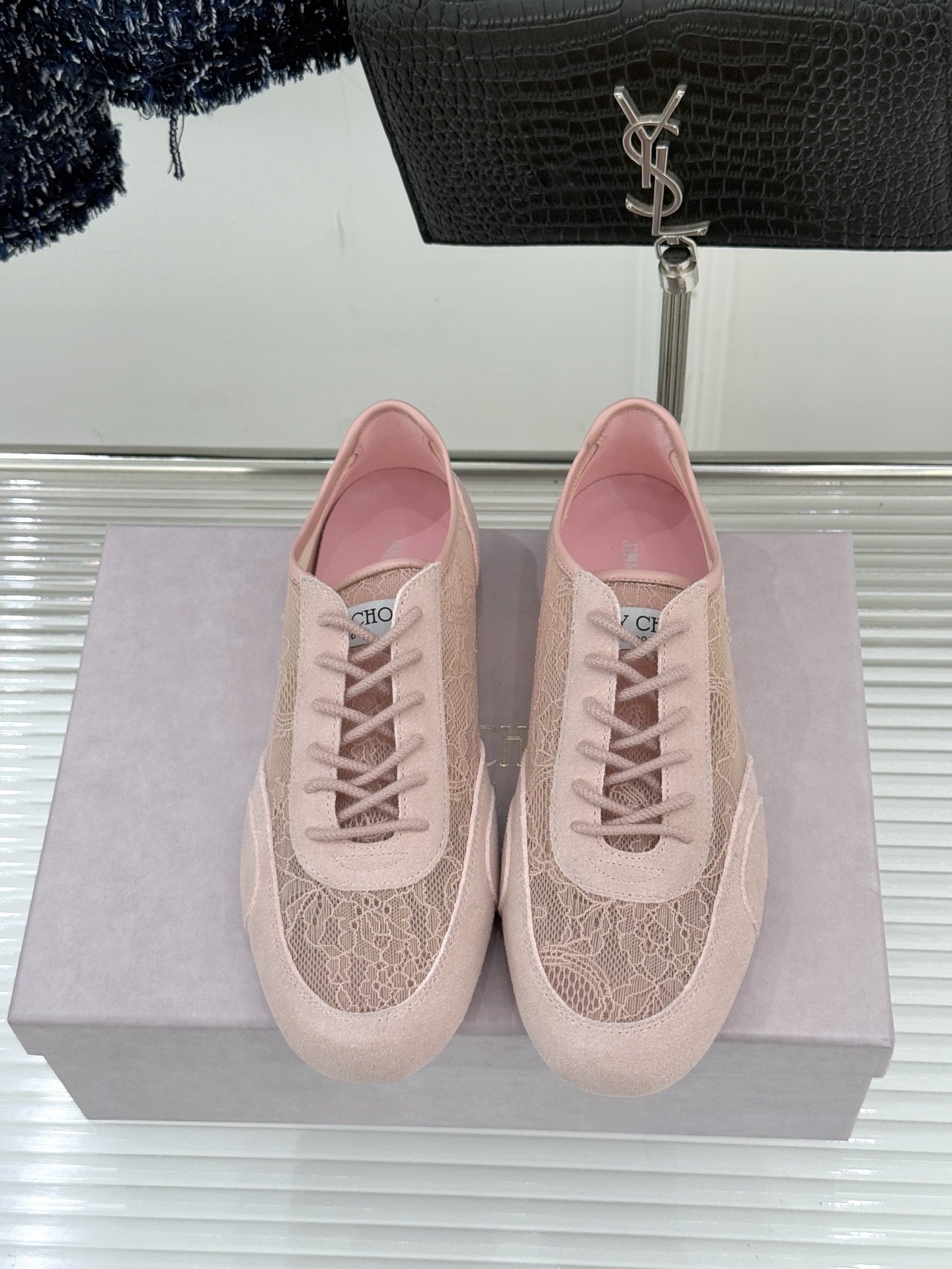 Jimmy Choo｜Jc 26WF新品蕾丝休闲运动鞋以柔刚碰撞诠释现代女性魅力这款运动鞋重构奢雅运动美