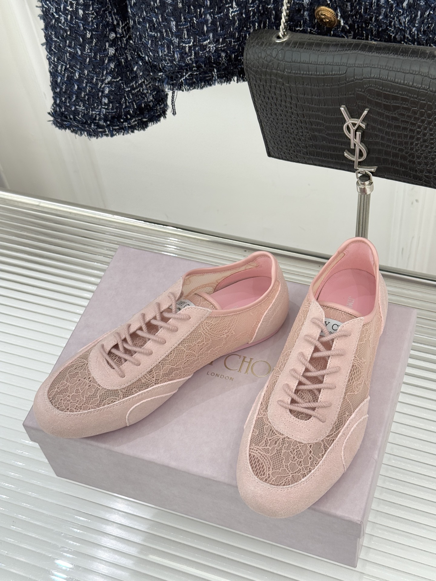 Jimmy Choo｜Jc 26WF新品蕾丝休闲运动鞋以柔刚碰撞诠释现代女性魅力这款运动鞋重构奢雅运动美
