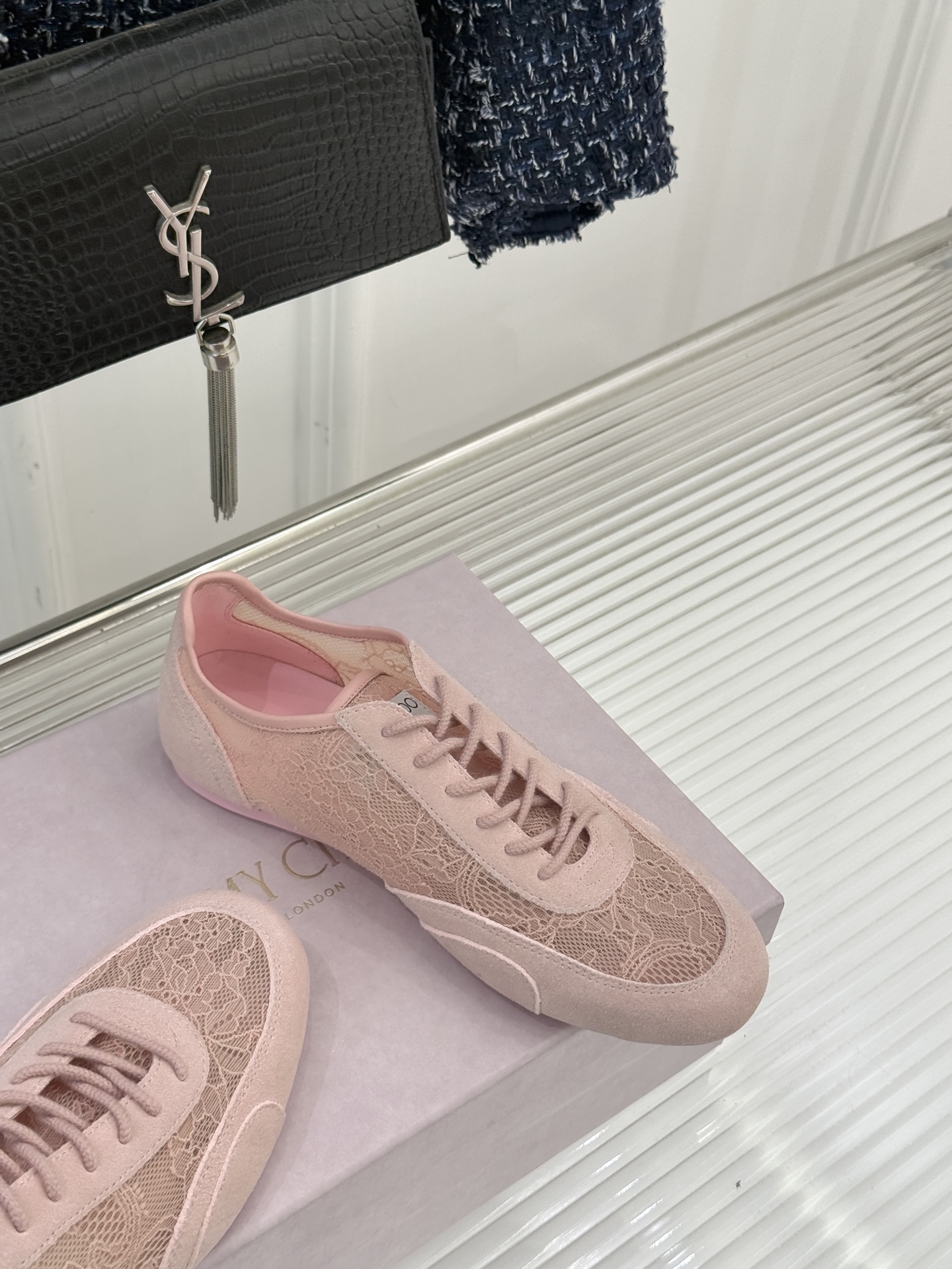 Jimmy Choo｜Jc 26WF新品蕾丝休闲运动鞋以柔刚碰撞诠释现代女性魅力这款运动鞋重构奢雅运动美
