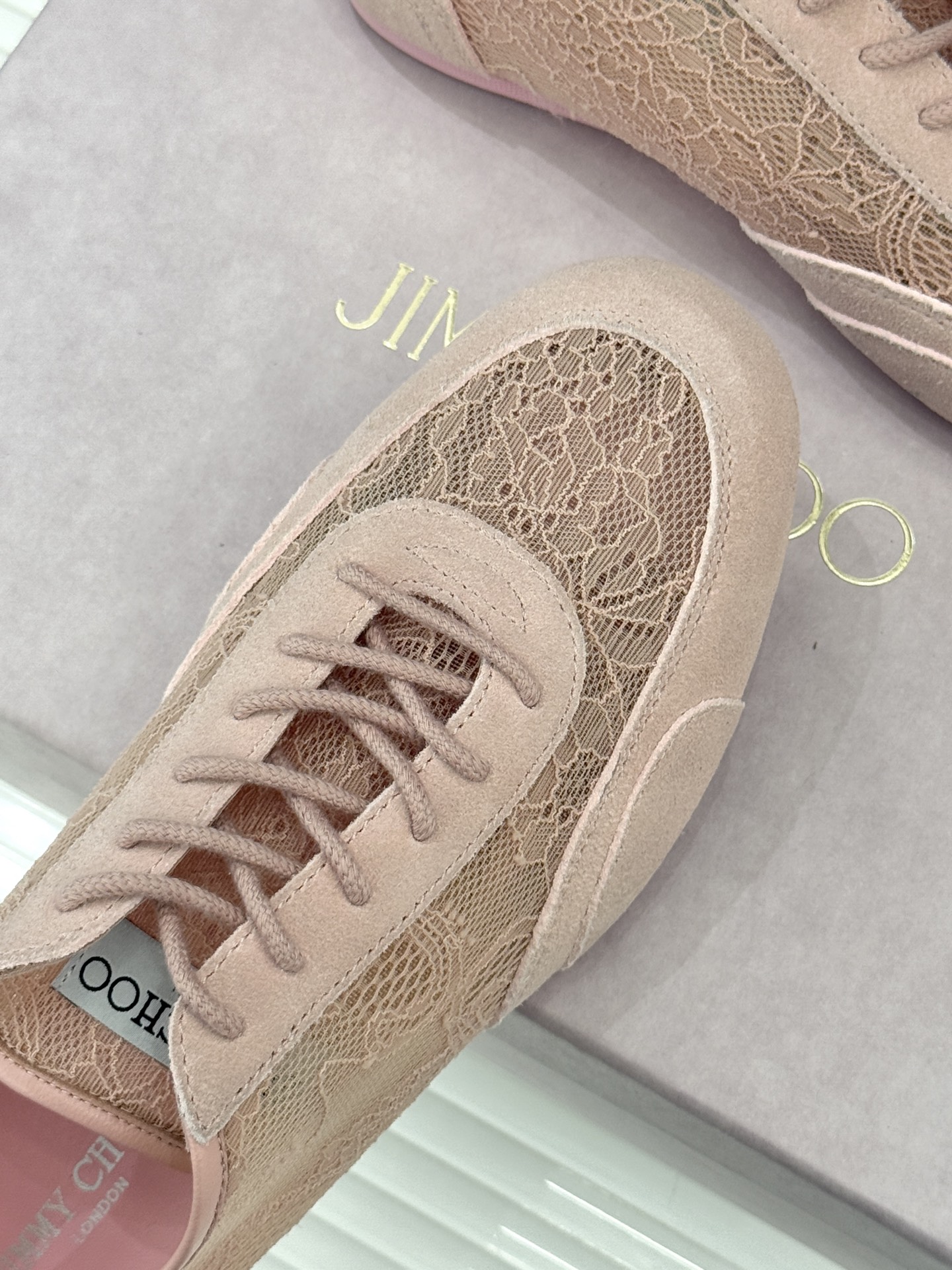 Jimmy Choo｜Jc 26WF新品蕾丝休闲运动鞋以柔刚碰撞诠释现代女性魅力这款运动鞋重构奢雅运动美