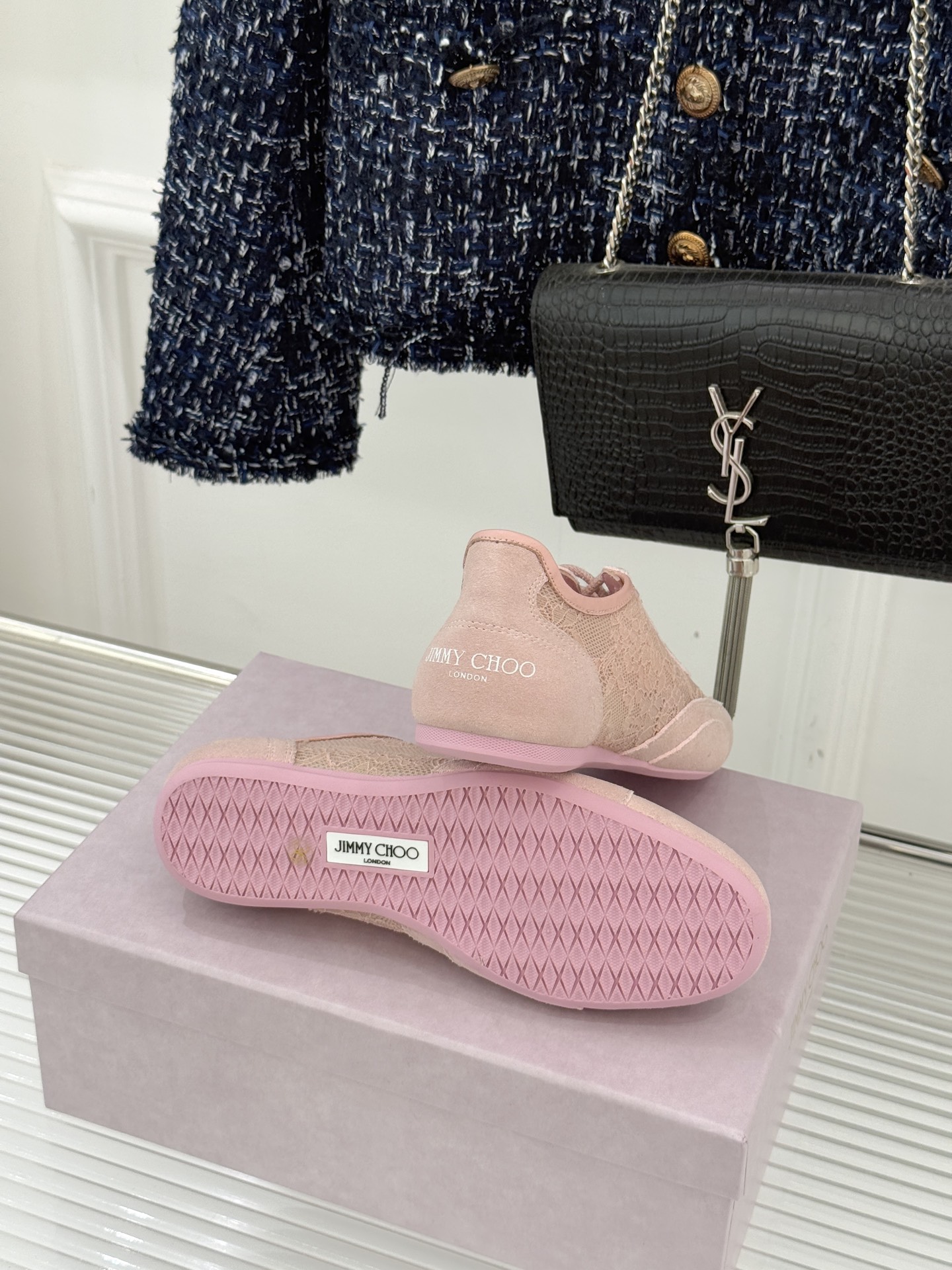 Jimmy Choo｜Jc 26WF新品蕾丝休闲运动鞋以柔刚碰撞诠释现代女性魅力这款运动鞋重构奢雅运动美