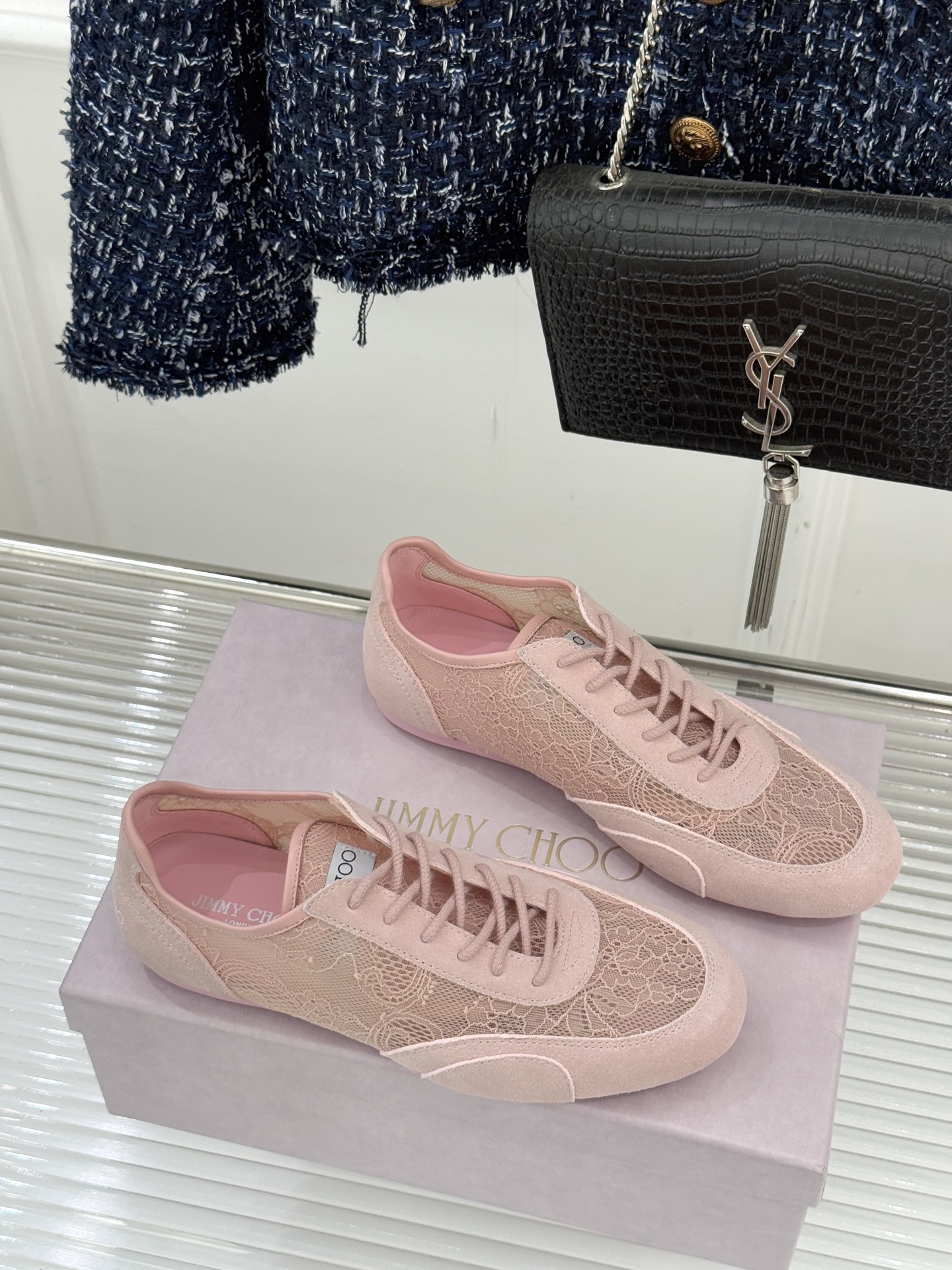 Jimmy Choo｜Jc 26WF新品蕾丝休闲运动鞋以柔刚碰撞诠释现代女性魅力这款运动鞋重构奢雅运动美