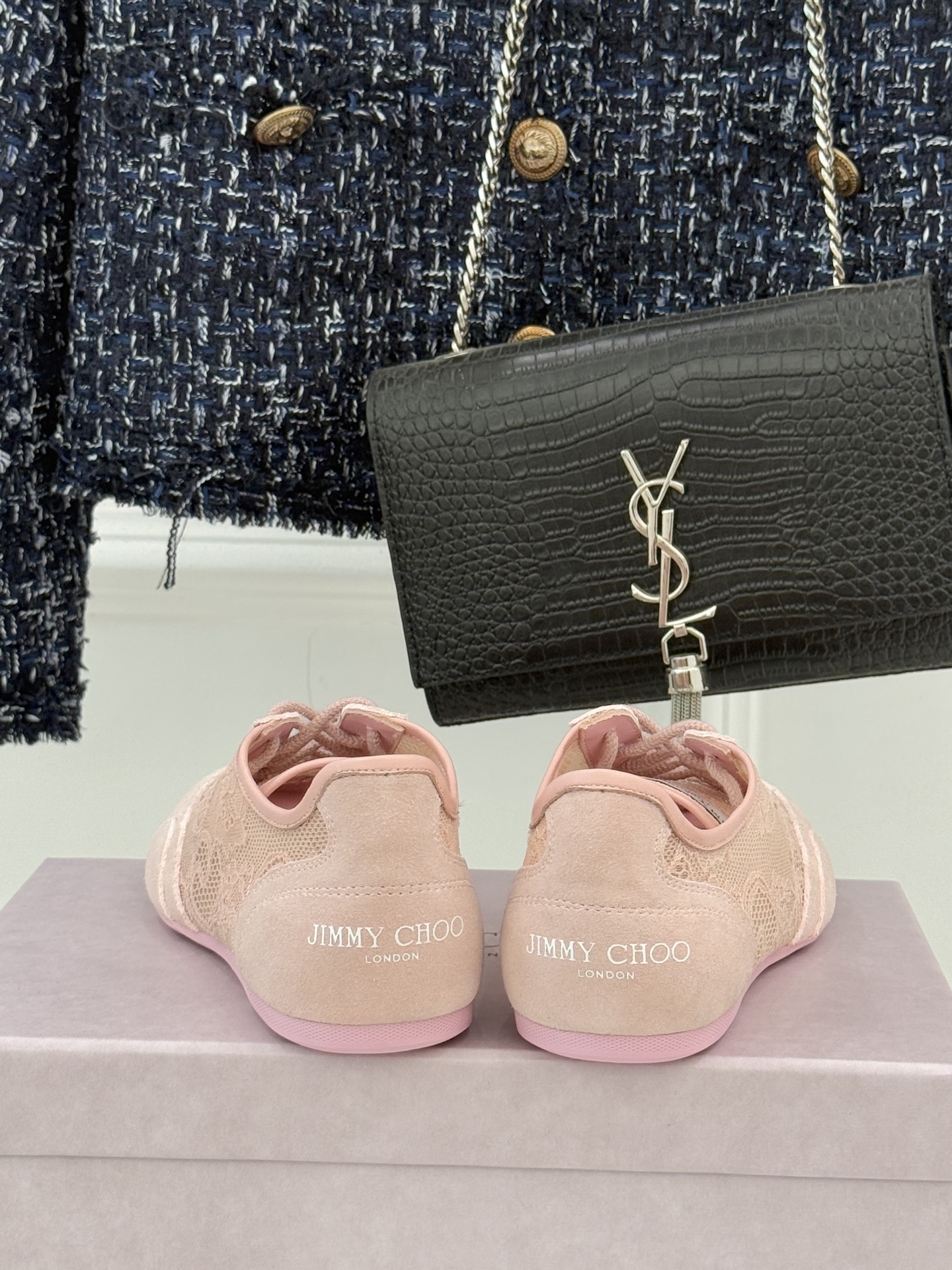 Jimmy Choo｜Jc 26WF新品蕾丝休闲运动鞋以柔刚碰撞诠释现代女性魅力这款运动鞋重构奢雅运动美