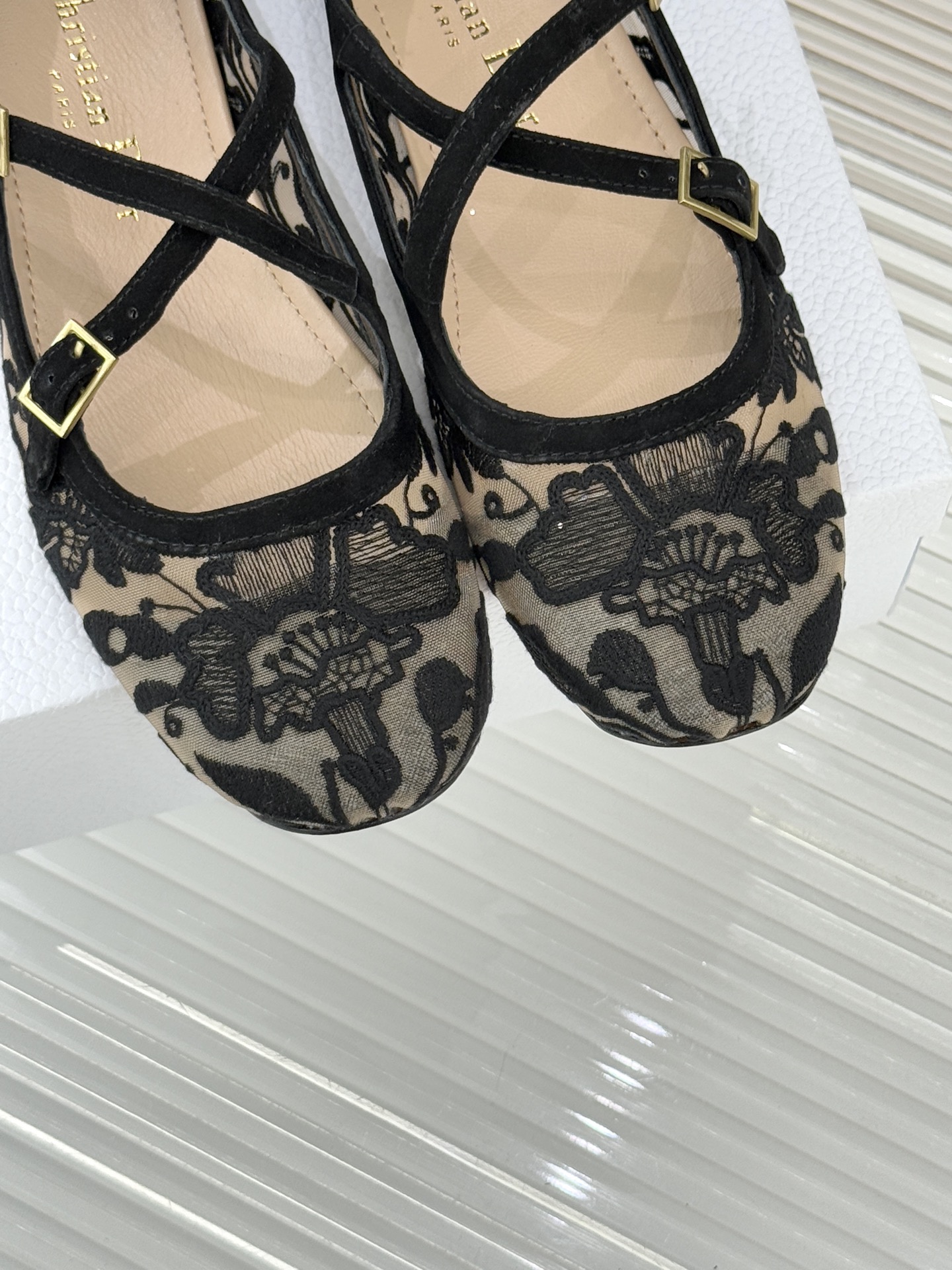 Dior/迪奥26WF新品方头交叉带平底玛丽珍鞋以复古基因碰撞现代美学这款玛丽珍鞋重塑法式优雅。利落方头