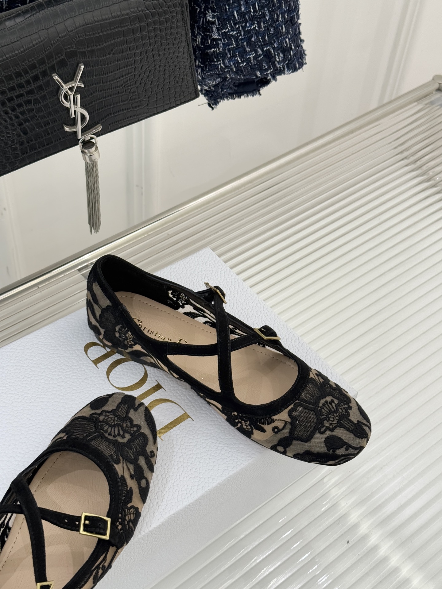 Dior/迪奥26WF新品方头交叉带平底玛丽珍鞋以复古基因碰撞现代美学这款玛丽珍鞋重塑法式优雅。利落方头