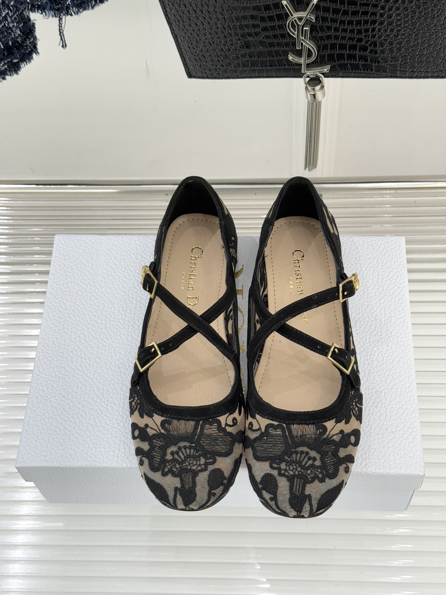 Dior/迪奥26WF新品方头交叉带平底玛丽珍鞋以复古基因碰撞现代美学这款玛丽珍鞋重塑法式优雅。利落方头