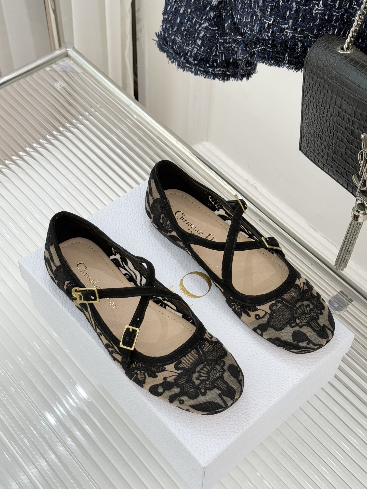 Dior/迪奥26WF新品方头交叉带平底玛丽珍鞋以复古基因碰撞现代美学这款玛丽珍鞋重塑法式优雅。利落方头