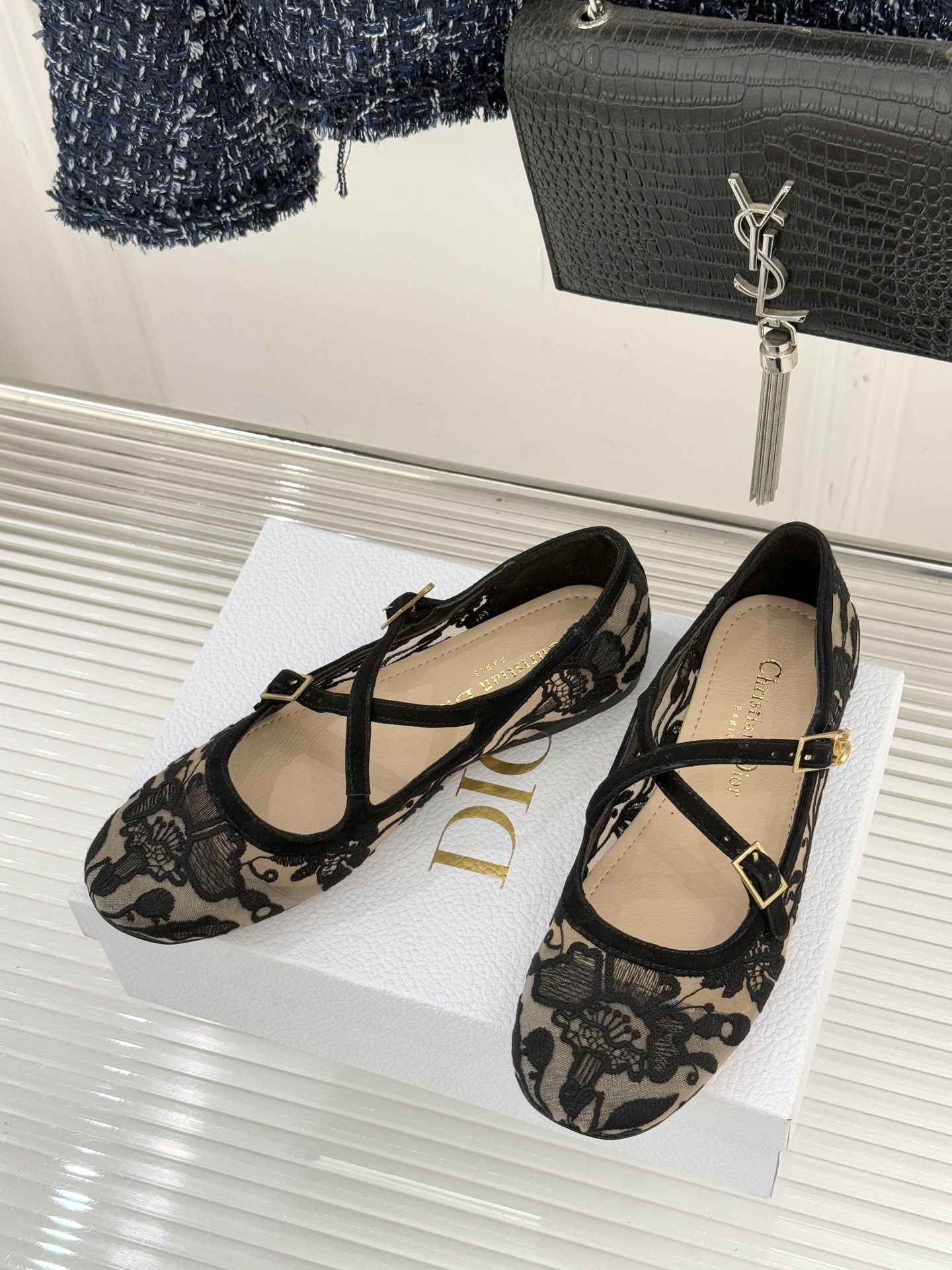 Dior/迪奥26WF新品方头交叉带平底玛丽珍鞋以复古基因碰撞现代美学这款玛丽珍鞋重塑法式优雅。利落方头