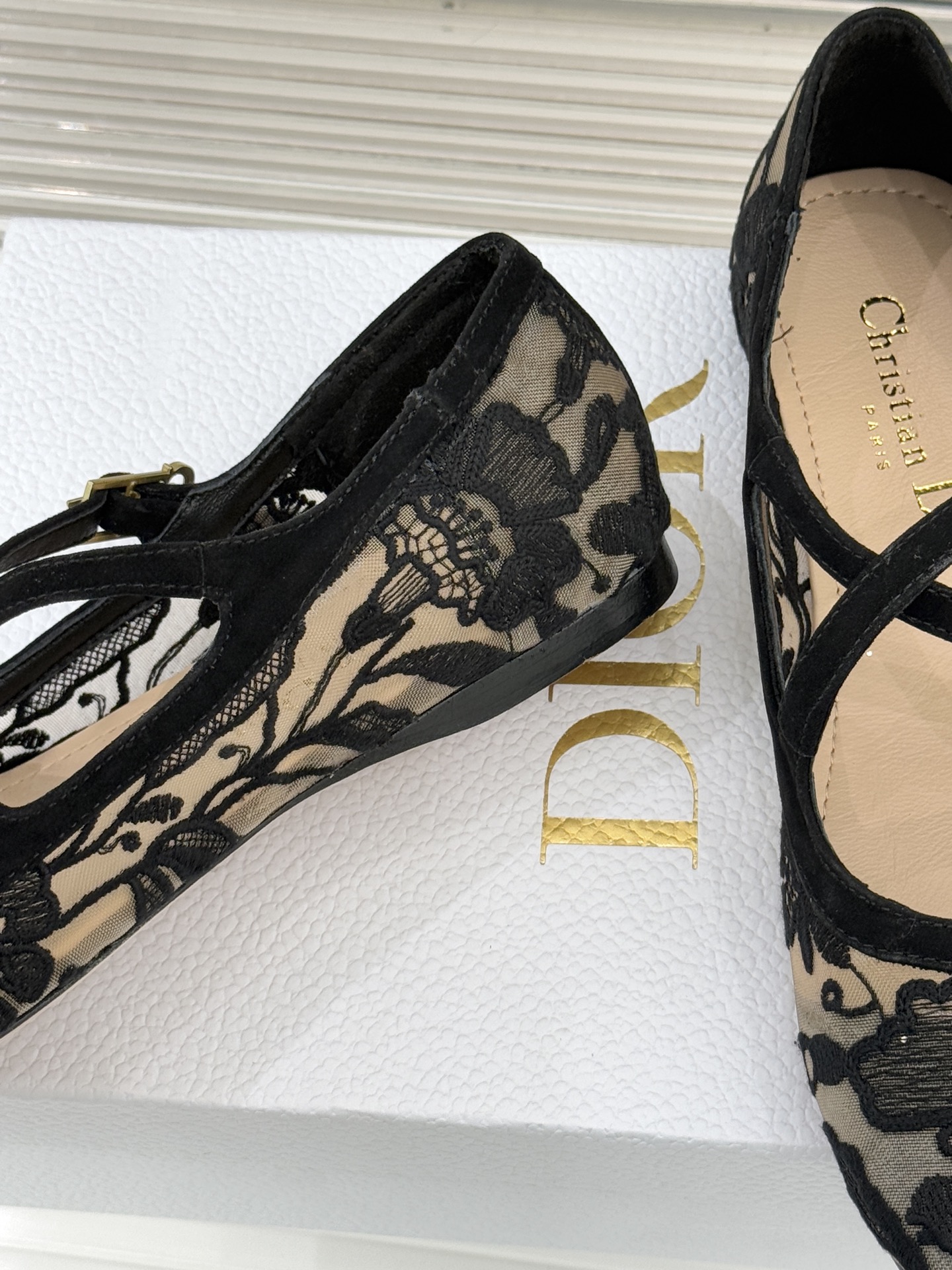 Dior/迪奥26WF新品方头交叉带平底玛丽珍鞋以复古基因碰撞现代美学这款玛丽珍鞋重塑法式优雅。利落方头