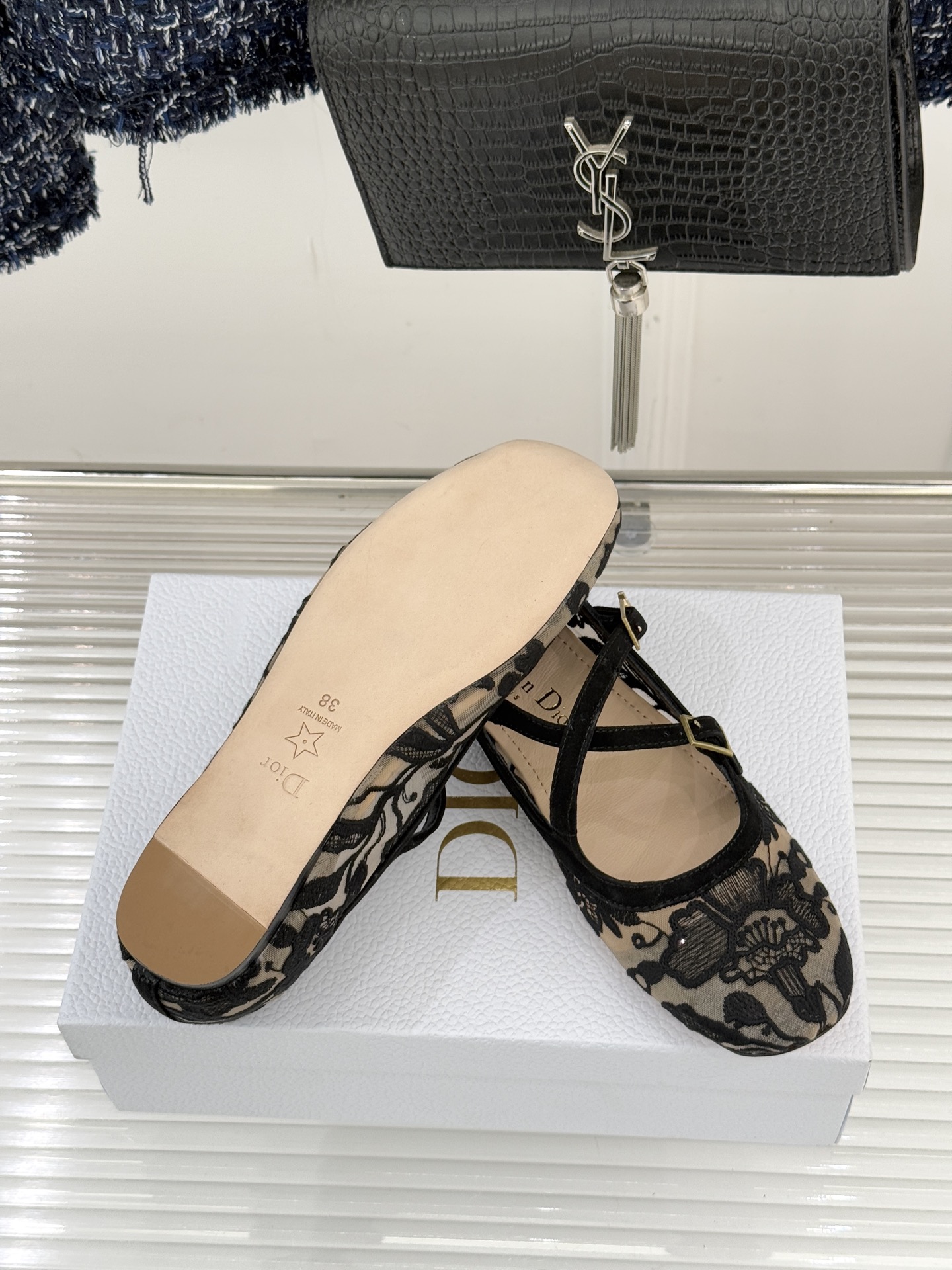 Dior/迪奥26WF新品方头交叉带平底玛丽珍鞋以复古基因碰撞现代美学这款玛丽珍鞋重塑法式优雅。利落方头