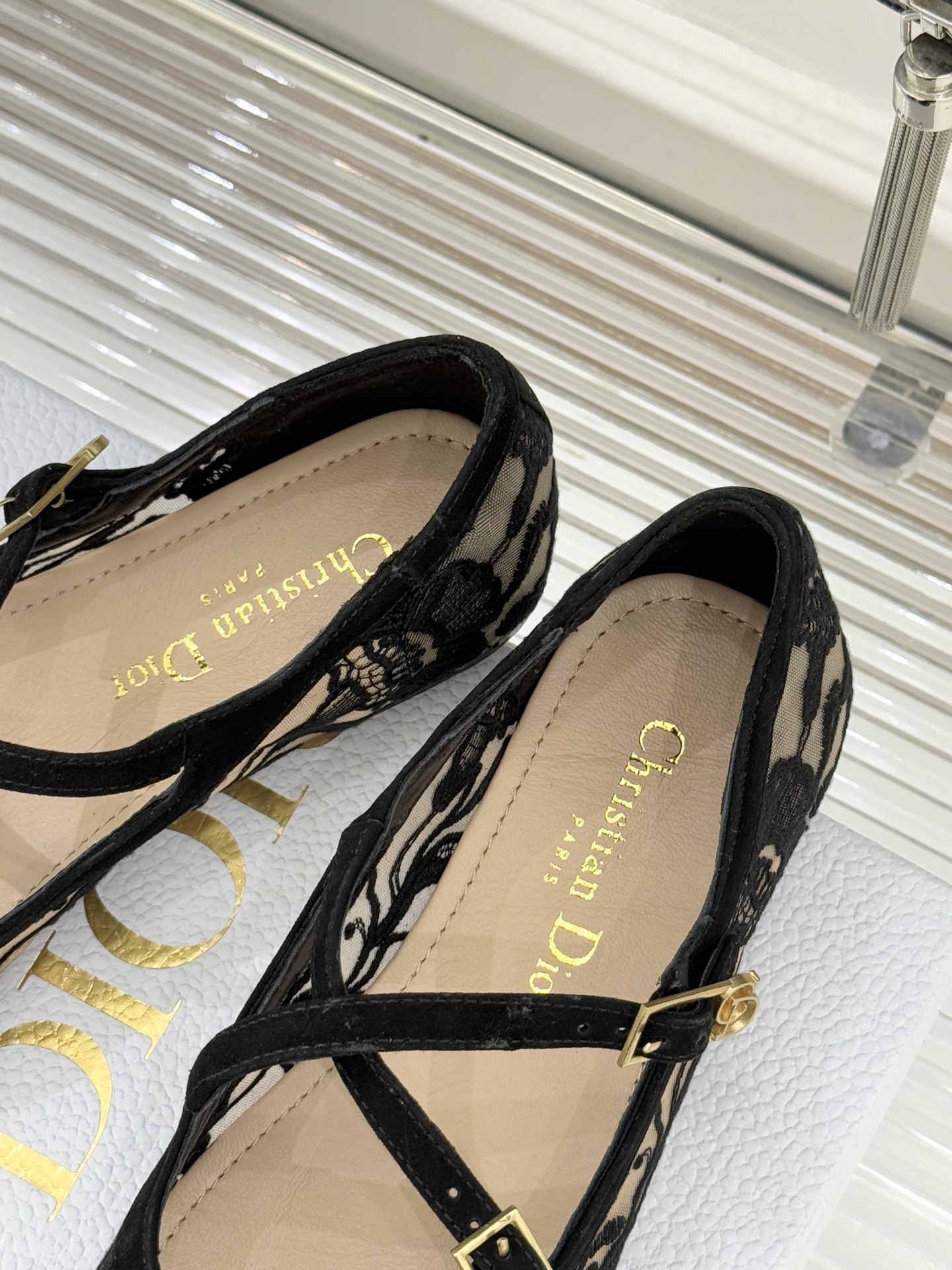 Dior/迪奥26WF新品方头交叉带平底玛丽珍鞋以复古基因碰撞现代美学这款玛丽珍鞋重塑法式优雅。利落方头