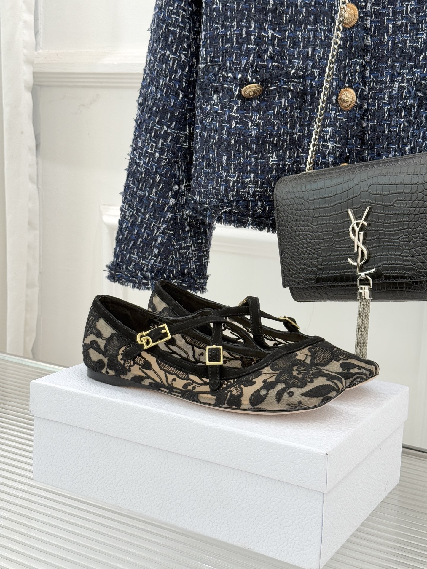 Dior/迪奥26WF新品方头交叉带平底玛丽珍鞋以复古基因碰撞现代美学这款玛丽珍鞋重塑法式优雅。利落方头