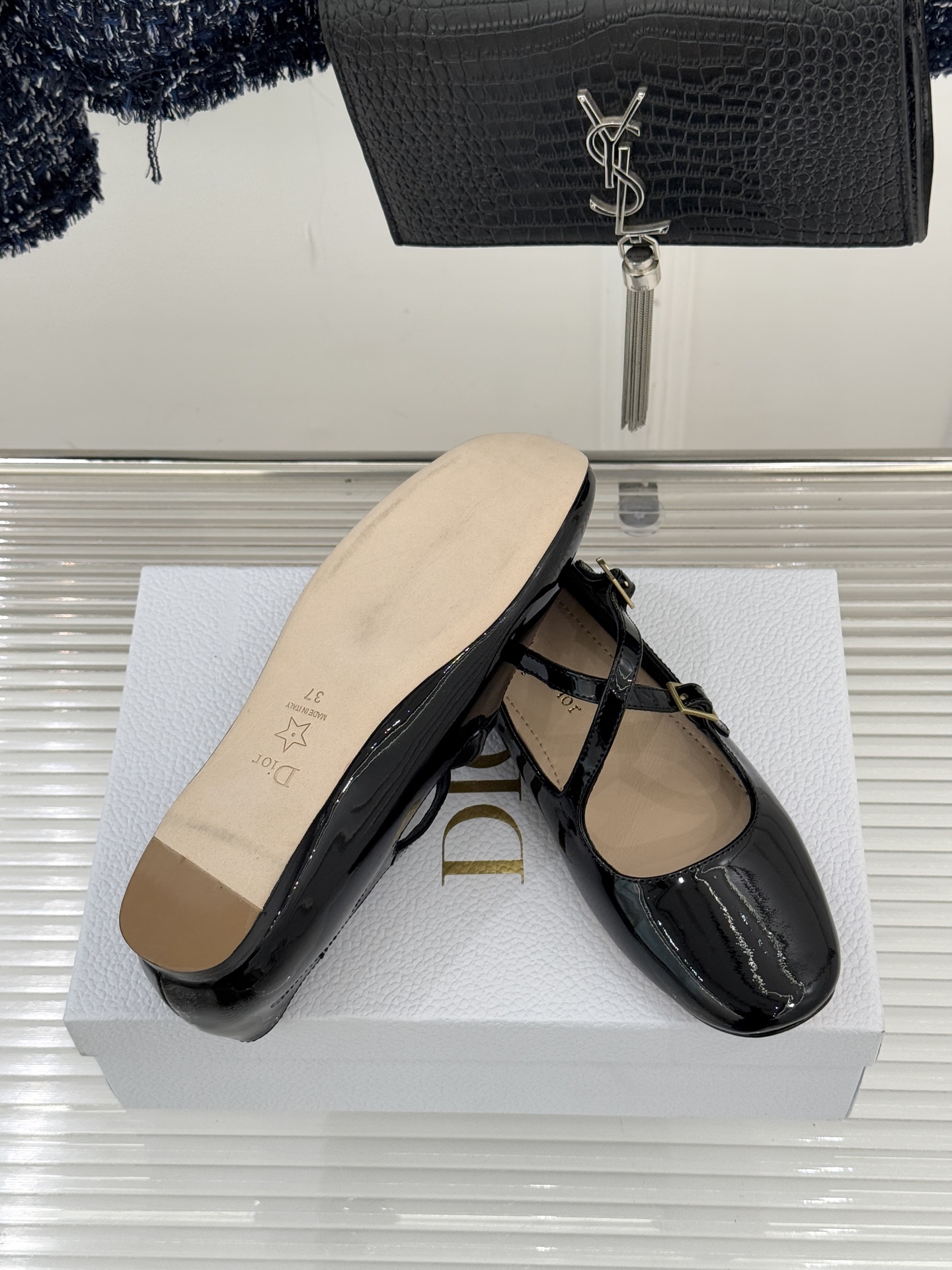 Dior/迪奥26WF新品方头交叉带平底玛丽珍鞋以复古基因碰撞现代美学这款玛丽珍鞋重塑法式优雅。利落方头