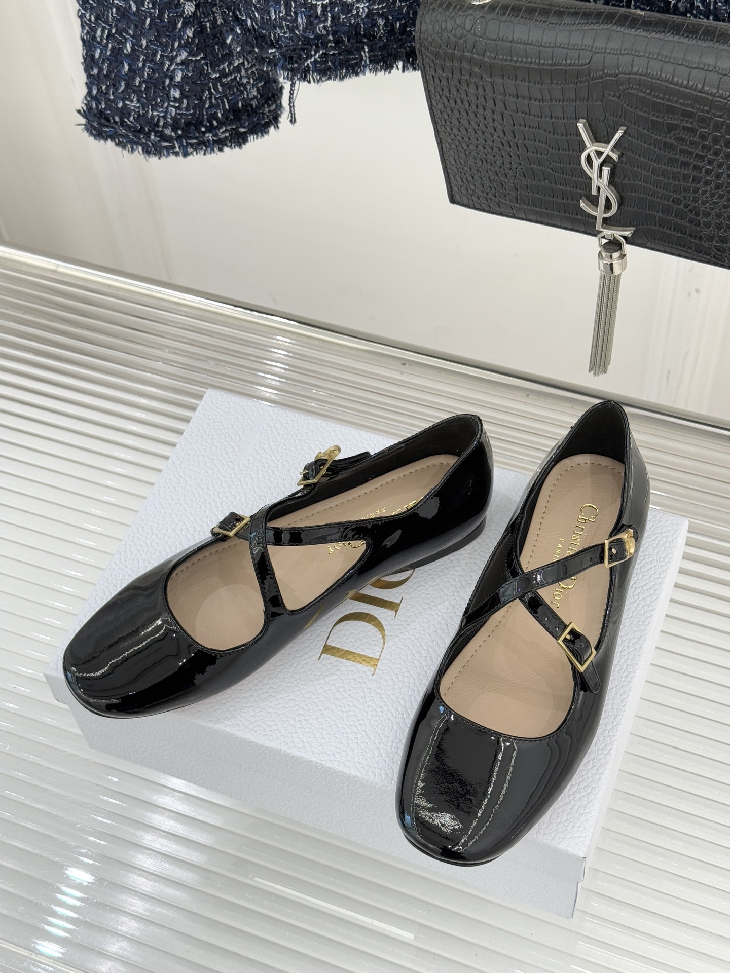 Dior/迪奥26WF新品方头交叉带平底玛丽珍鞋以复古基因碰撞现代美学这款玛丽珍鞋重塑法式优雅。利落方头