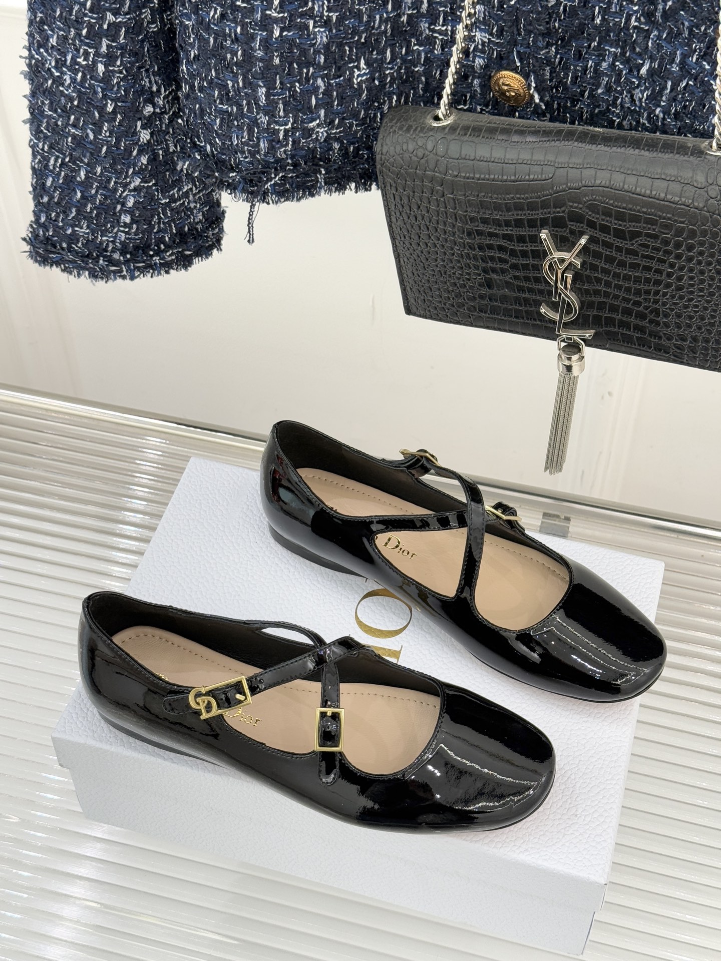 Dior/迪奥26WF新品方头交叉带平底玛丽珍鞋以复古基因碰撞现代美学这款玛丽珍鞋重塑法式优雅。利落方头