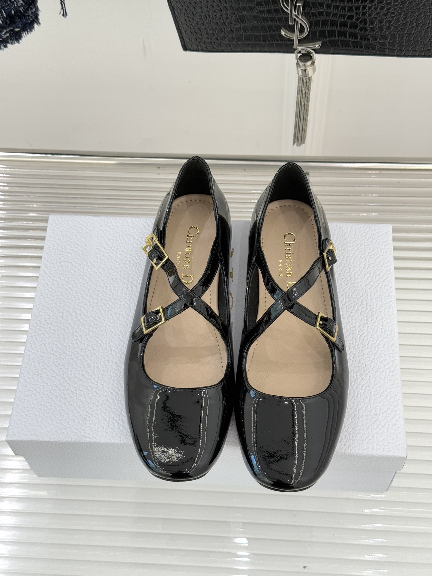 Dior/迪奥26WF新品方头交叉带平底玛丽珍鞋以复古基因碰撞现代美学这款玛丽珍鞋重塑法式优雅。利落方头