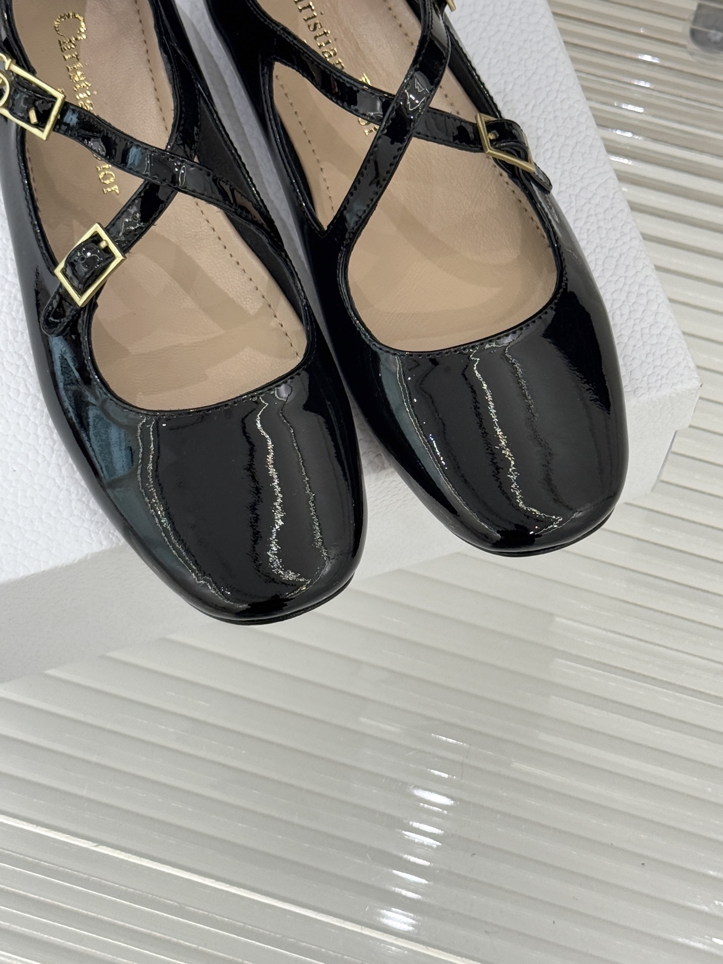 Dior/迪奥26WF新品方头交叉带平底玛丽珍鞋以复古基因碰撞现代美学这款玛丽珍鞋重塑法式优雅。利落方头