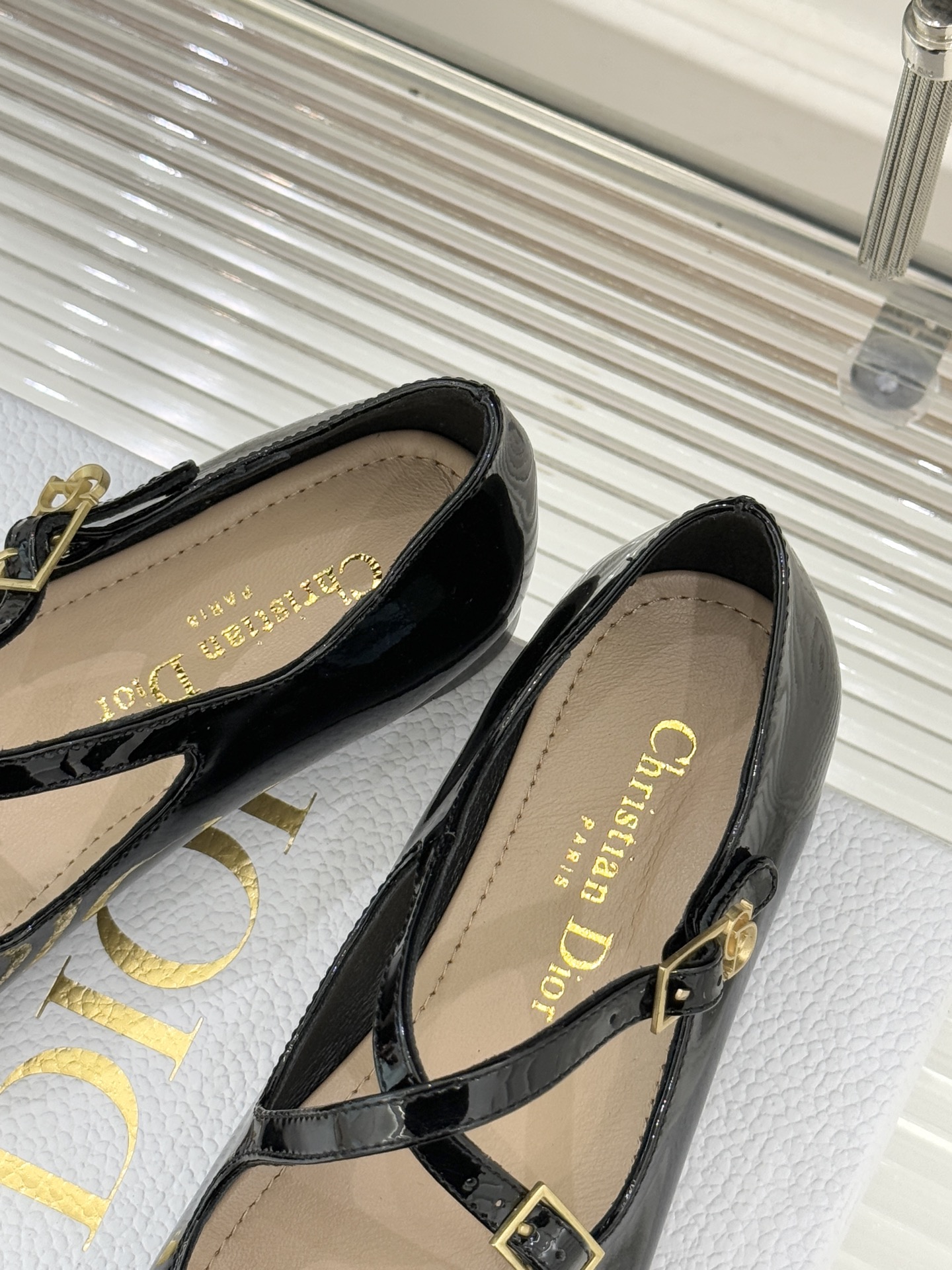 Dior/迪奥26WF新品方头交叉带平底玛丽珍鞋以复古基因碰撞现代美学这款玛丽珍鞋重塑法式优雅。利落方头