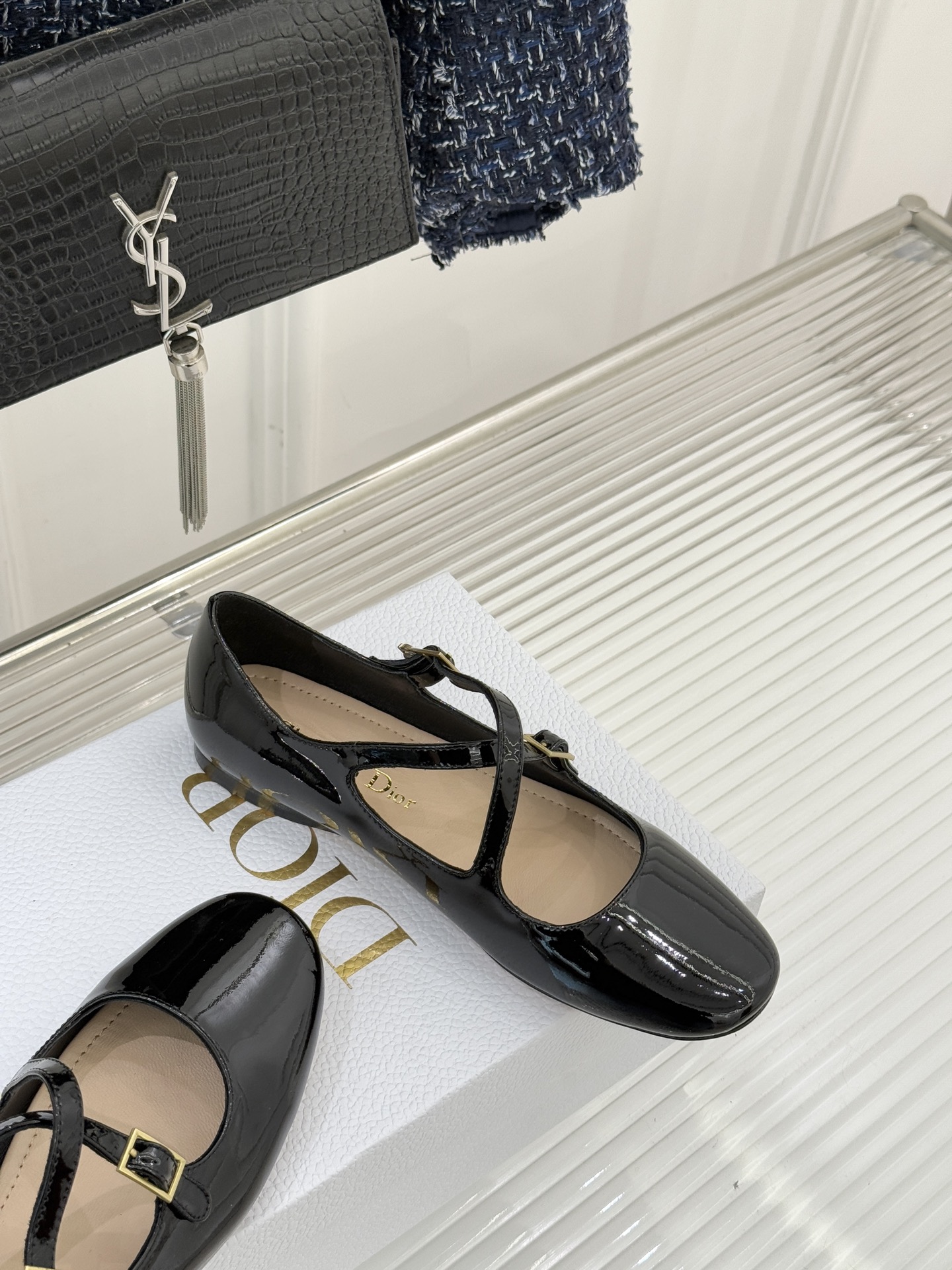 Dior/迪奥26WF新品方头交叉带平底玛丽珍鞋以复古基因碰撞现代美学这款玛丽珍鞋重塑法式优雅。利落方头