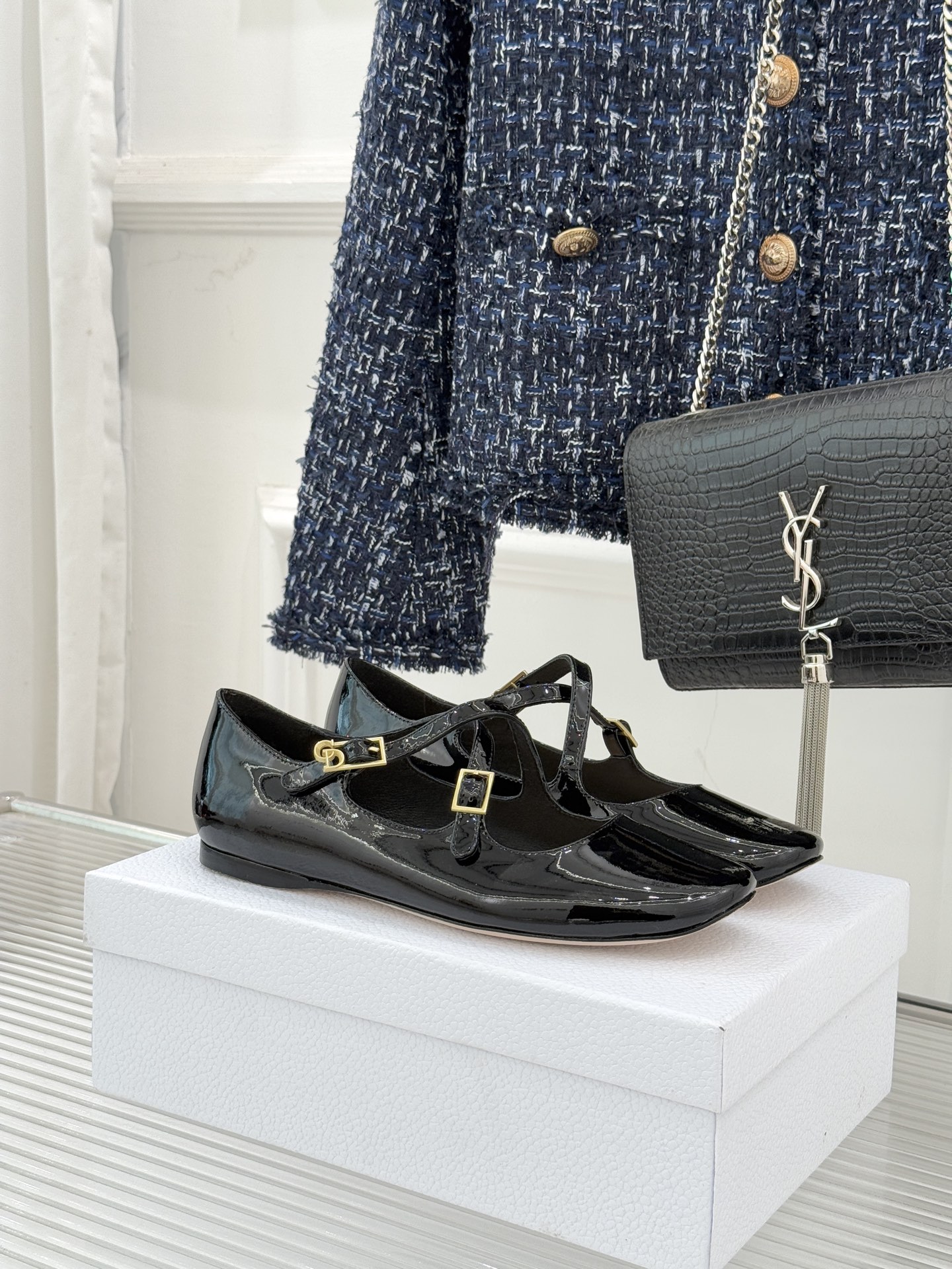 Dior/迪奥26WF新品方头交叉带平底玛丽珍鞋以复古基因碰撞现代美学这款玛丽珍鞋重塑法式优雅。利落方头