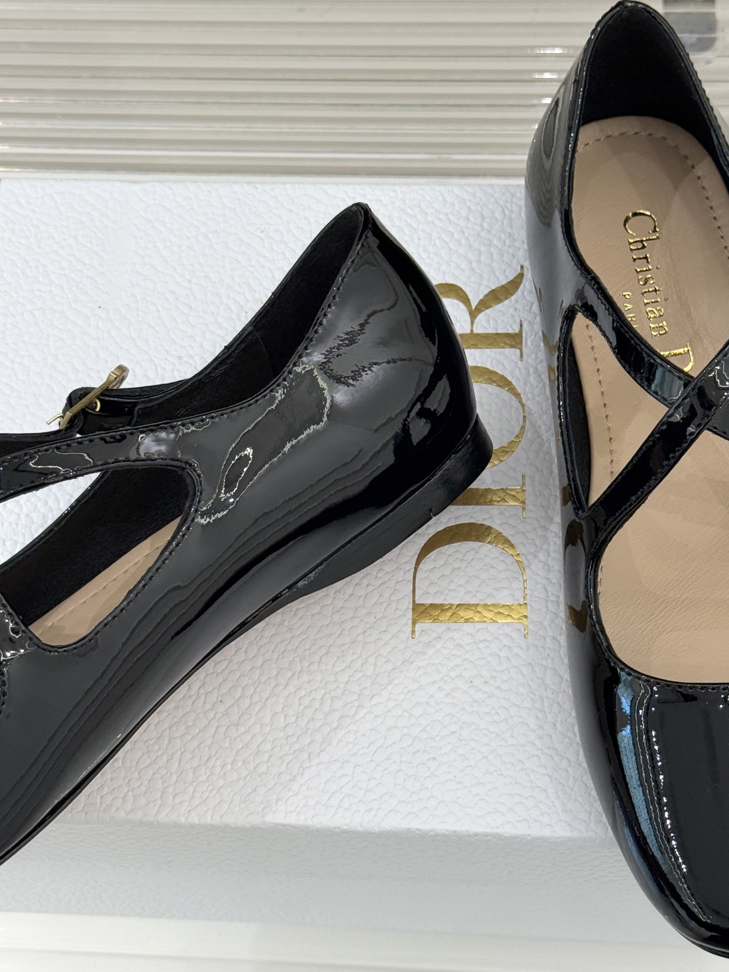 Dior/迪奥26WF新品方头交叉带平底玛丽珍鞋以复古基因碰撞现代美学这款玛丽珍鞋重塑法式优雅。利落方头