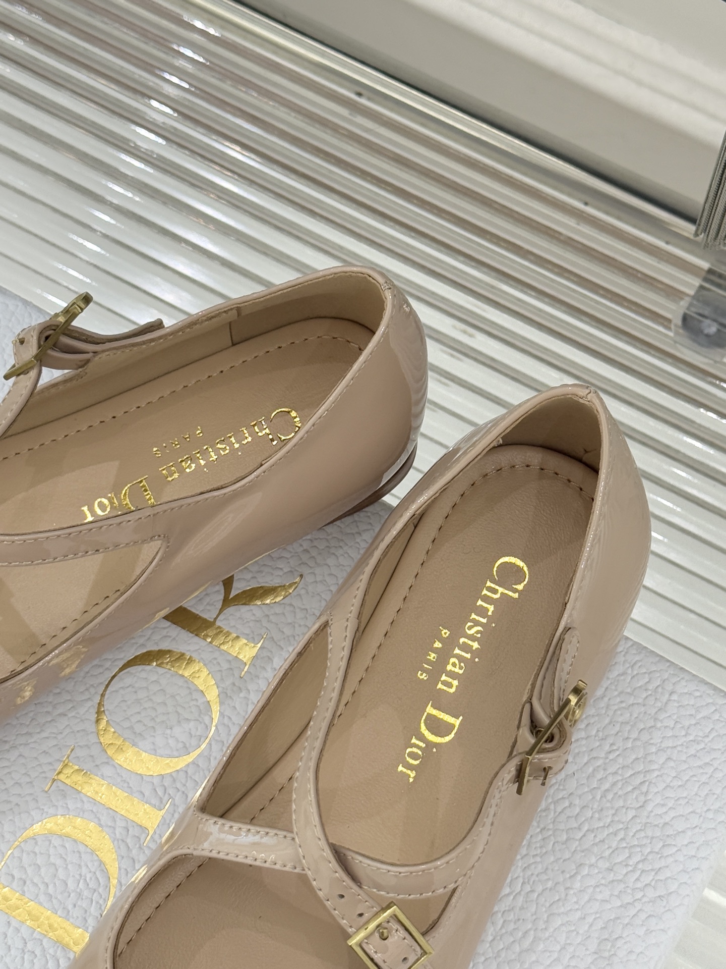 Dior/迪奥26WF新品方头交叉带平底玛丽珍鞋以复古基因碰撞现代美学这款玛丽珍鞋重塑法式优雅。利落方头