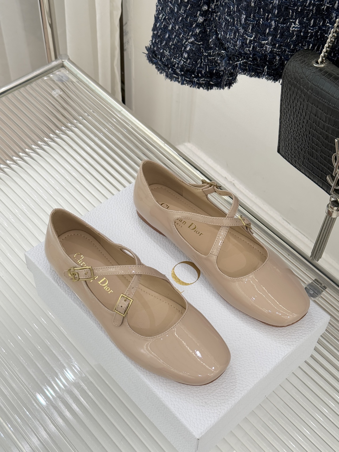 Dior/迪奥26WF新品方头交叉带平底玛丽珍鞋以复古基因碰撞现代美学这款玛丽珍鞋重塑法式优雅。利落方头