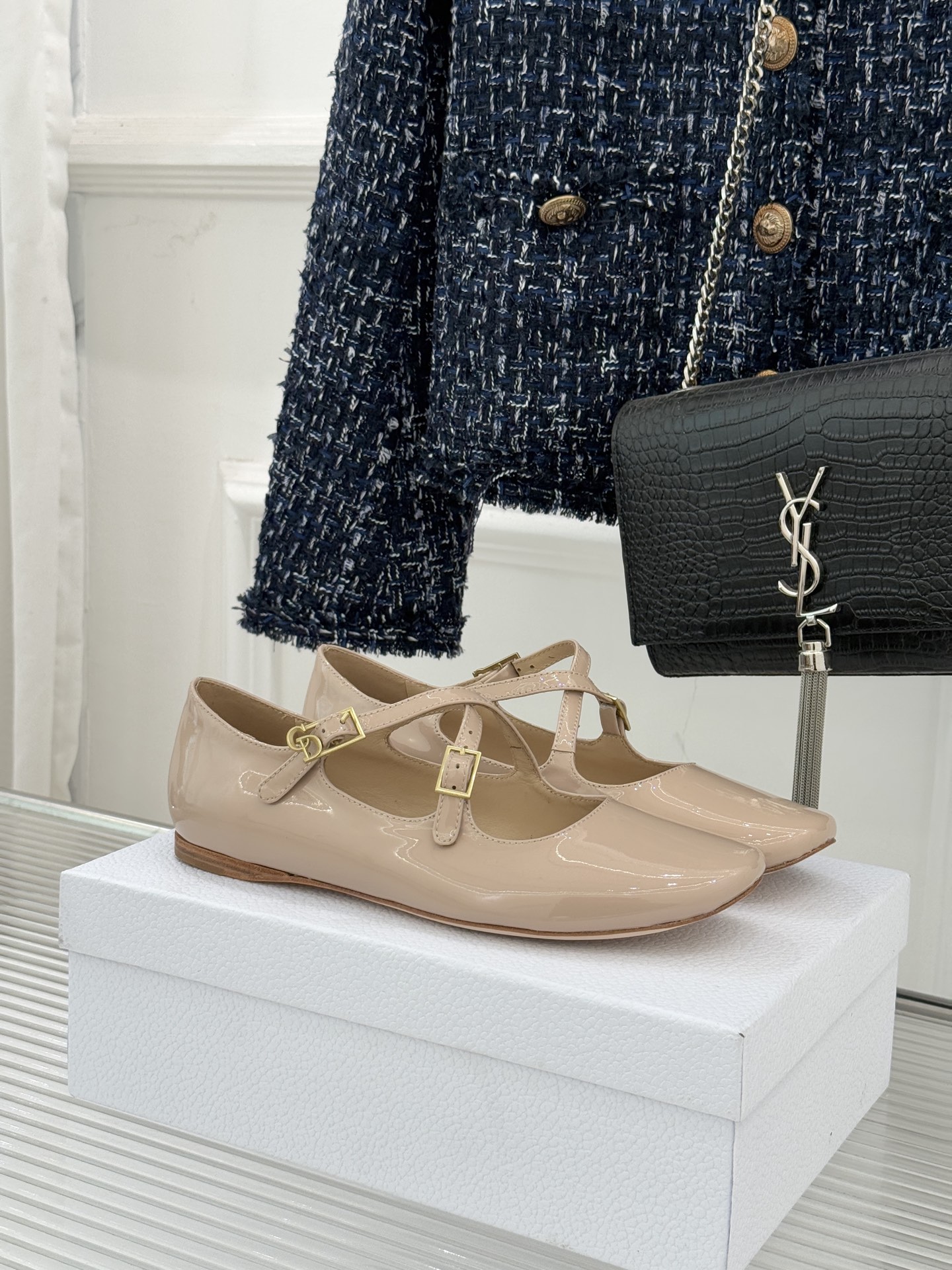 Dior/迪奥26WF新品方头交叉带平底玛丽珍鞋以复古基因碰撞现代美学这款玛丽珍鞋重塑法式优雅。利落方头