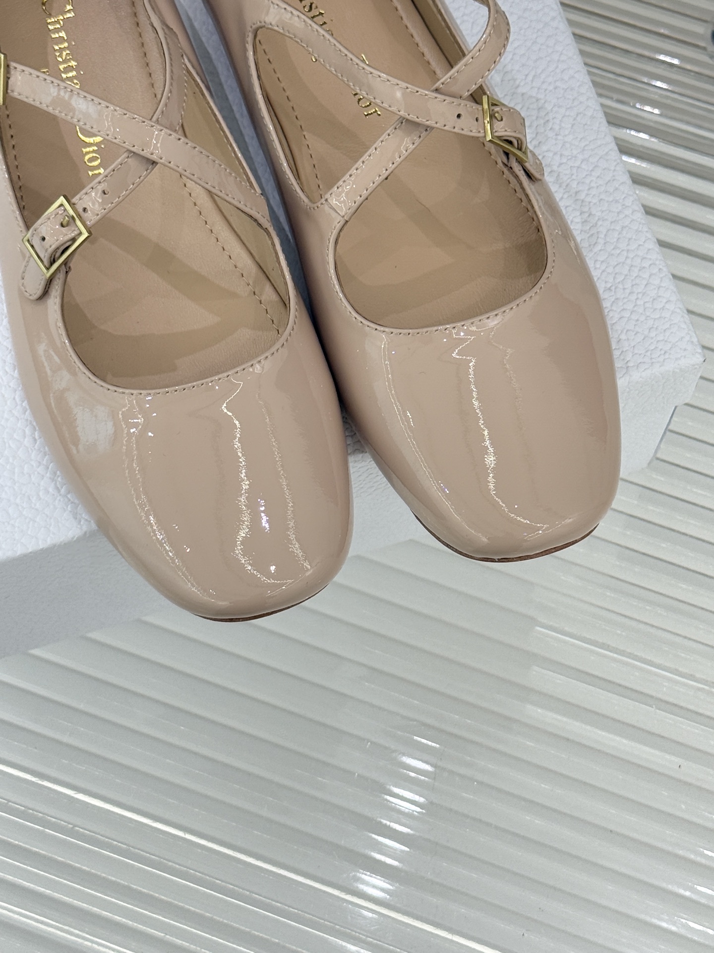 Dior/迪奥26WF新品方头交叉带平底玛丽珍鞋以复古基因碰撞现代美学这款玛丽珍鞋重塑法式优雅。利落方头