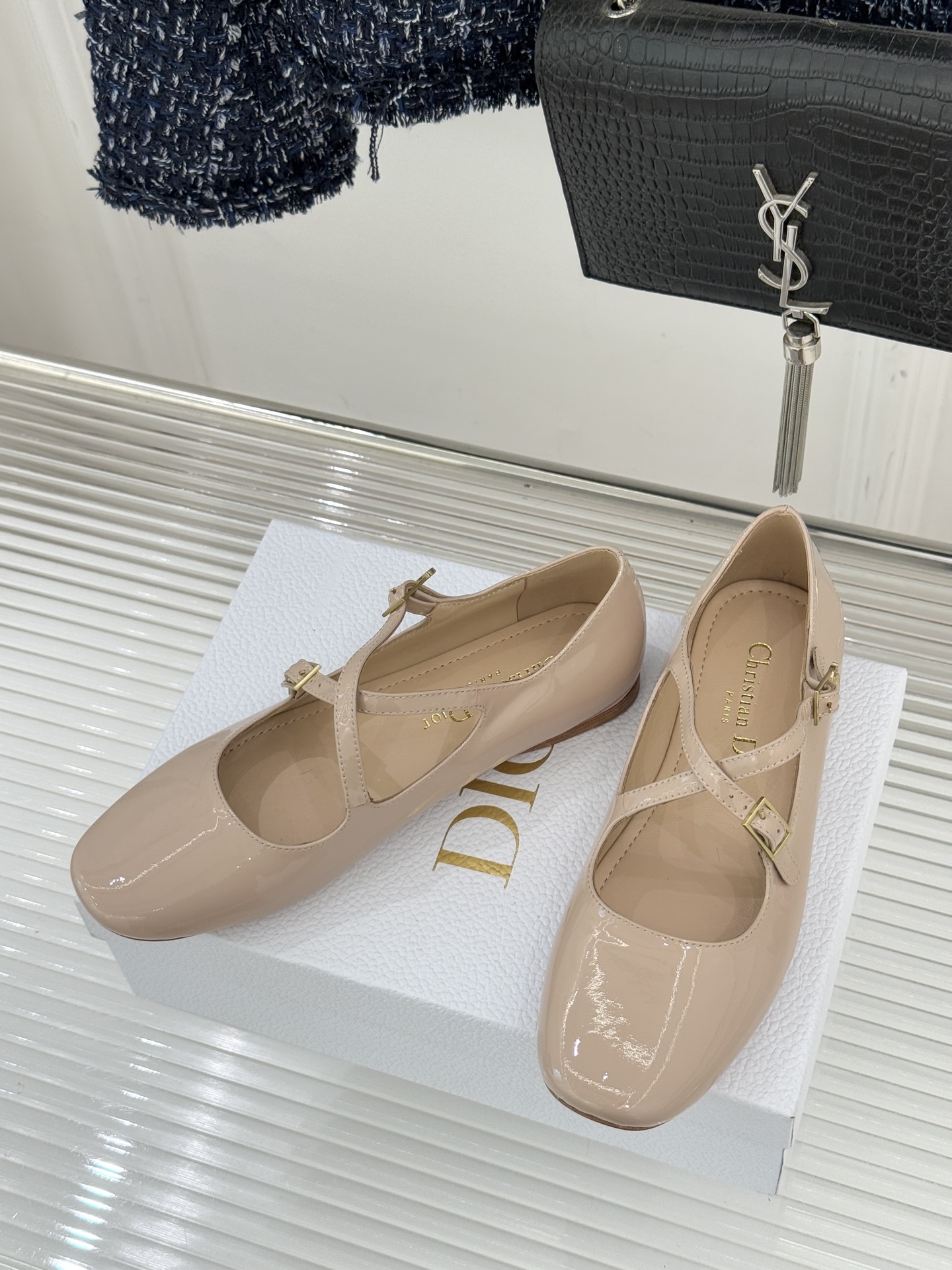 Dior/迪奥26WF新品方头交叉带平底玛丽珍鞋以复古基因碰撞现代美学这款玛丽珍鞋重塑法式优雅。利落方头