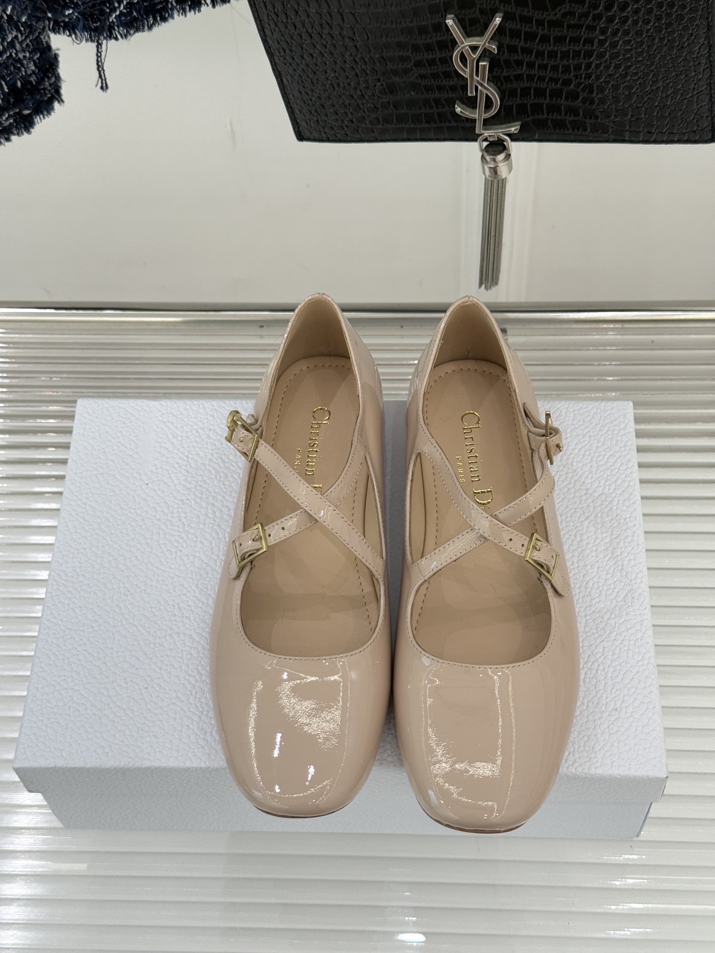 Dior/迪奥26WF新品方头交叉带平底玛丽珍鞋以复古基因碰撞现代美学这款玛丽珍鞋重塑法式优雅。利落方头