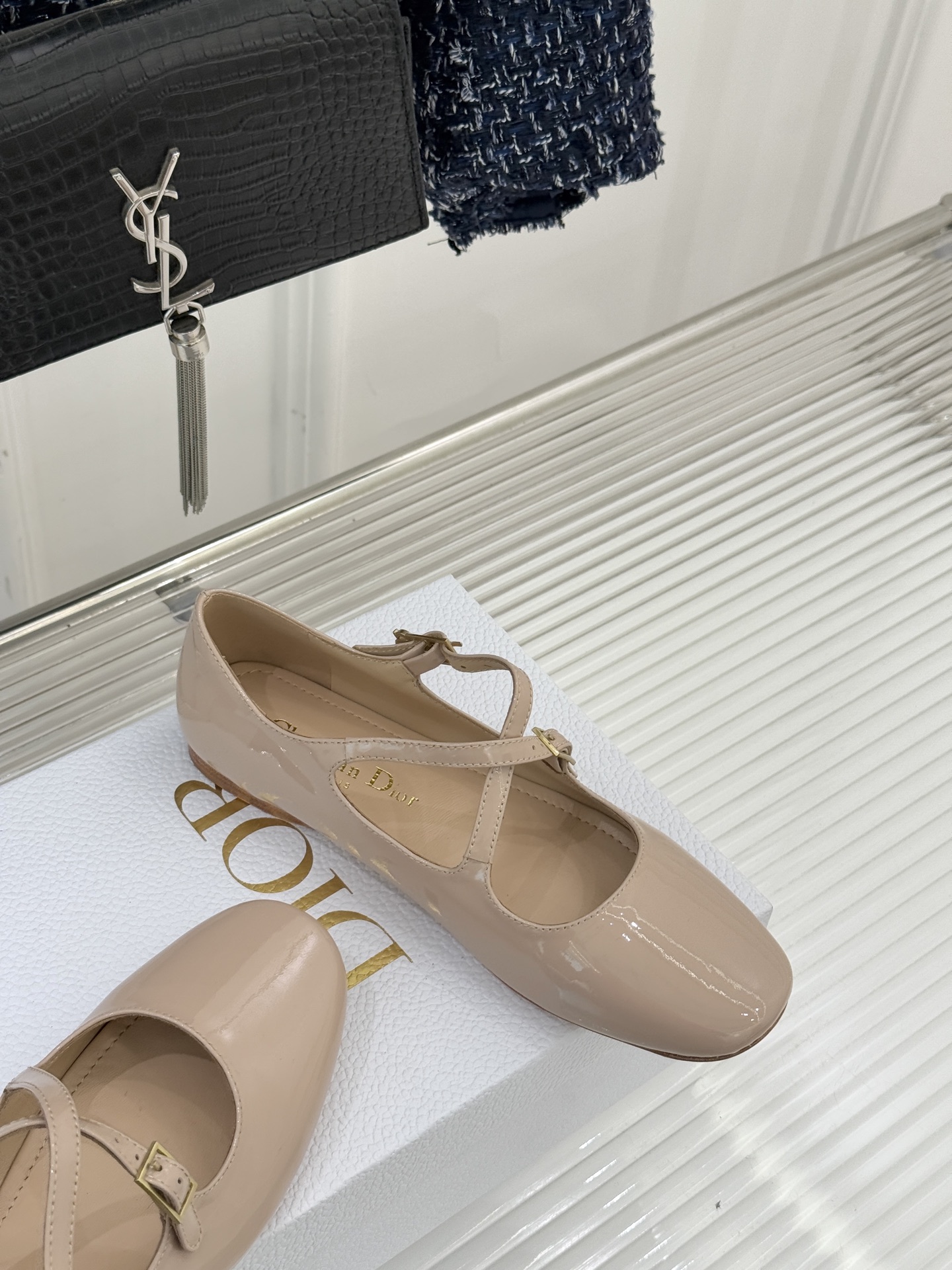 Dior/迪奥26WF新品方头交叉带平底玛丽珍鞋以复古基因碰撞现代美学这款玛丽珍鞋重塑法式优雅。利落方头