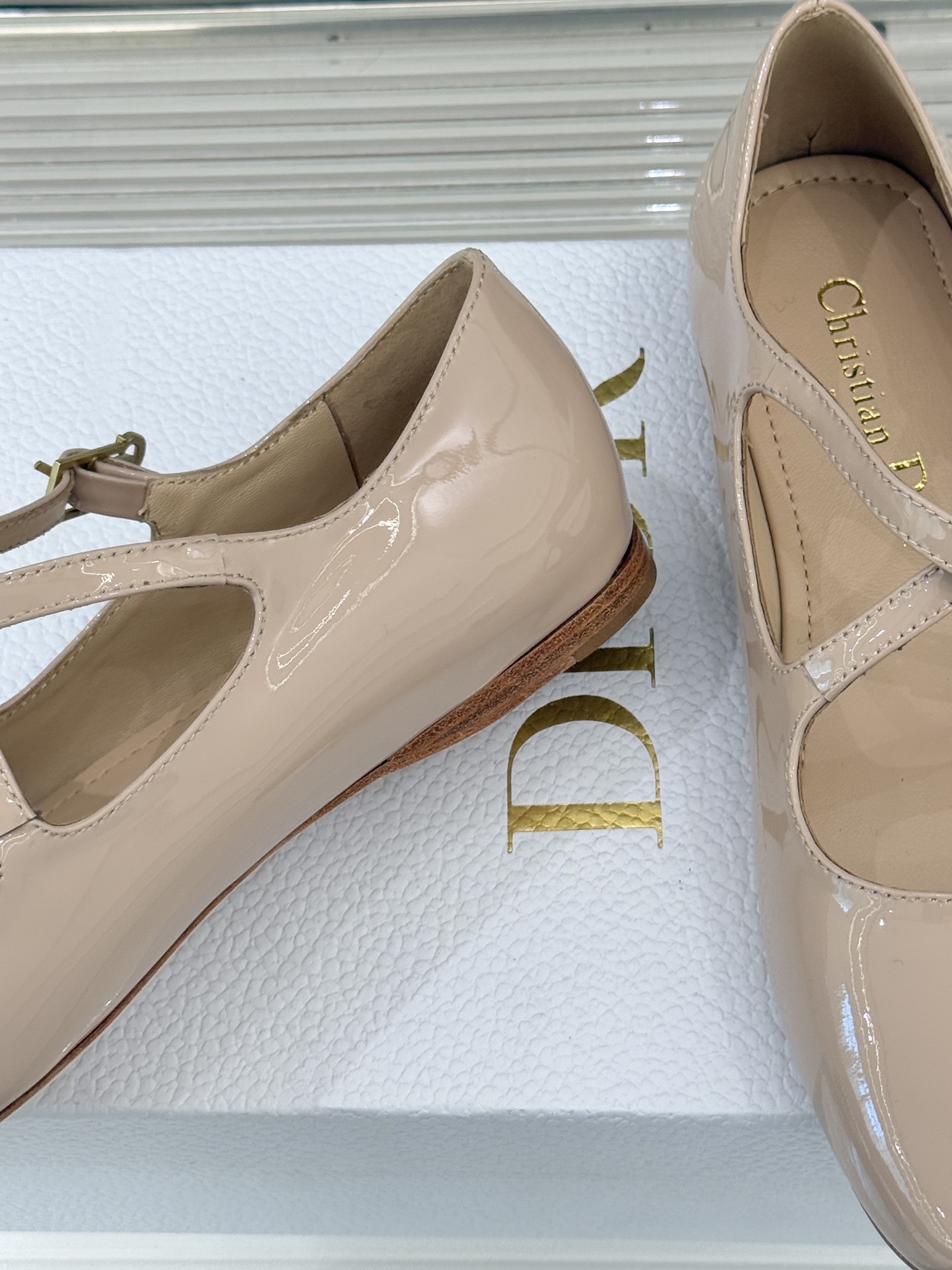 Dior/迪奥26WF新品方头交叉带平底玛丽珍鞋以复古基因碰撞现代美学这款玛丽珍鞋重塑法式优雅。利落方头