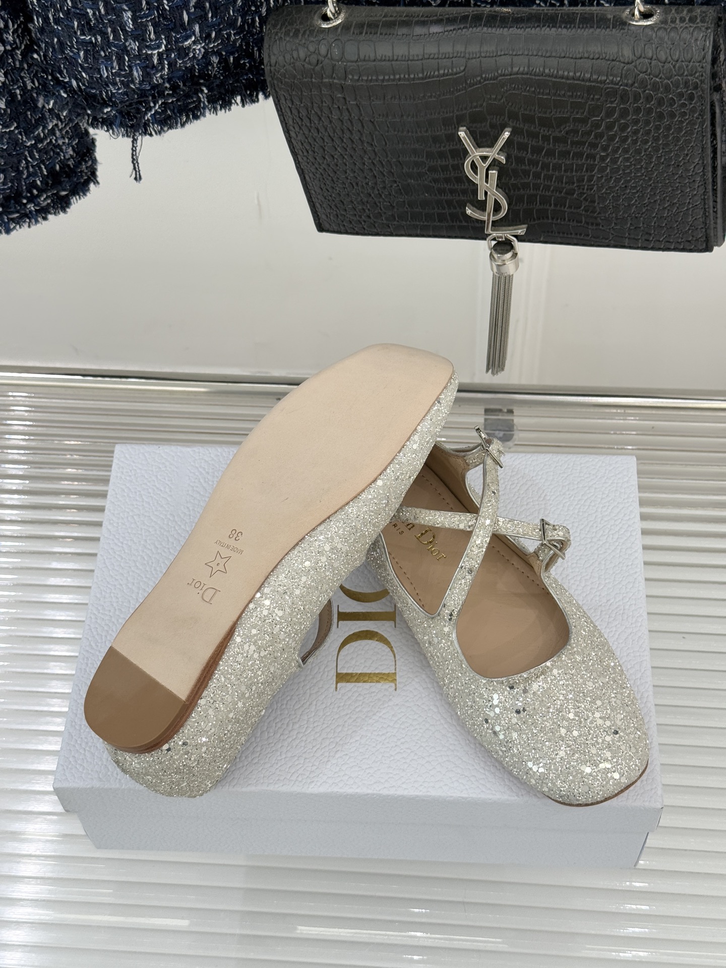 Dior/迪奥26WF新品方头交叉带平底玛丽珍鞋以复古基因碰撞现代美学这款玛丽珍鞋重塑法式优雅。利落方头